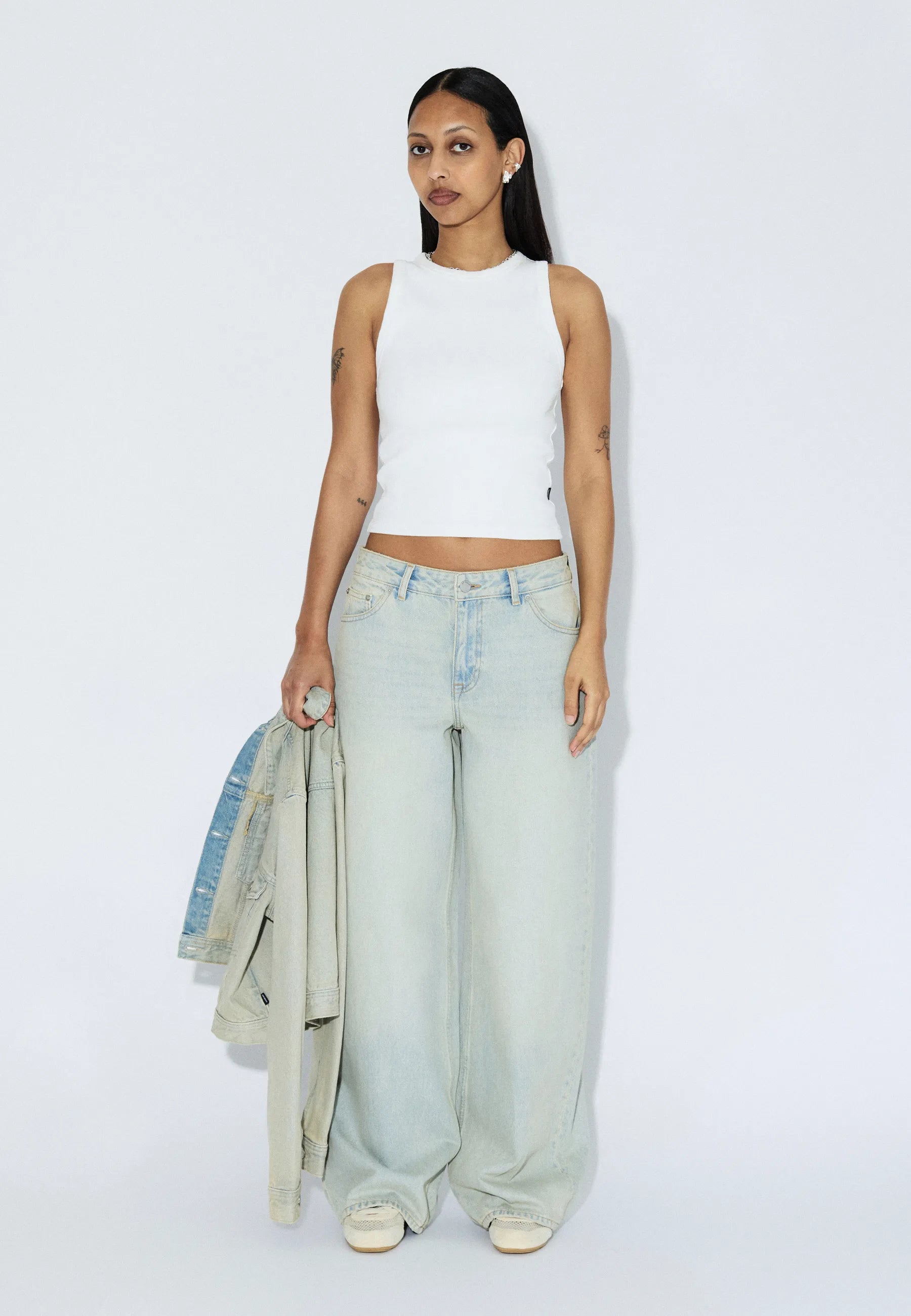 2530107066_DrDenim_AryLowBaggy_StreamPaleVintageWorn_Main_W1_2