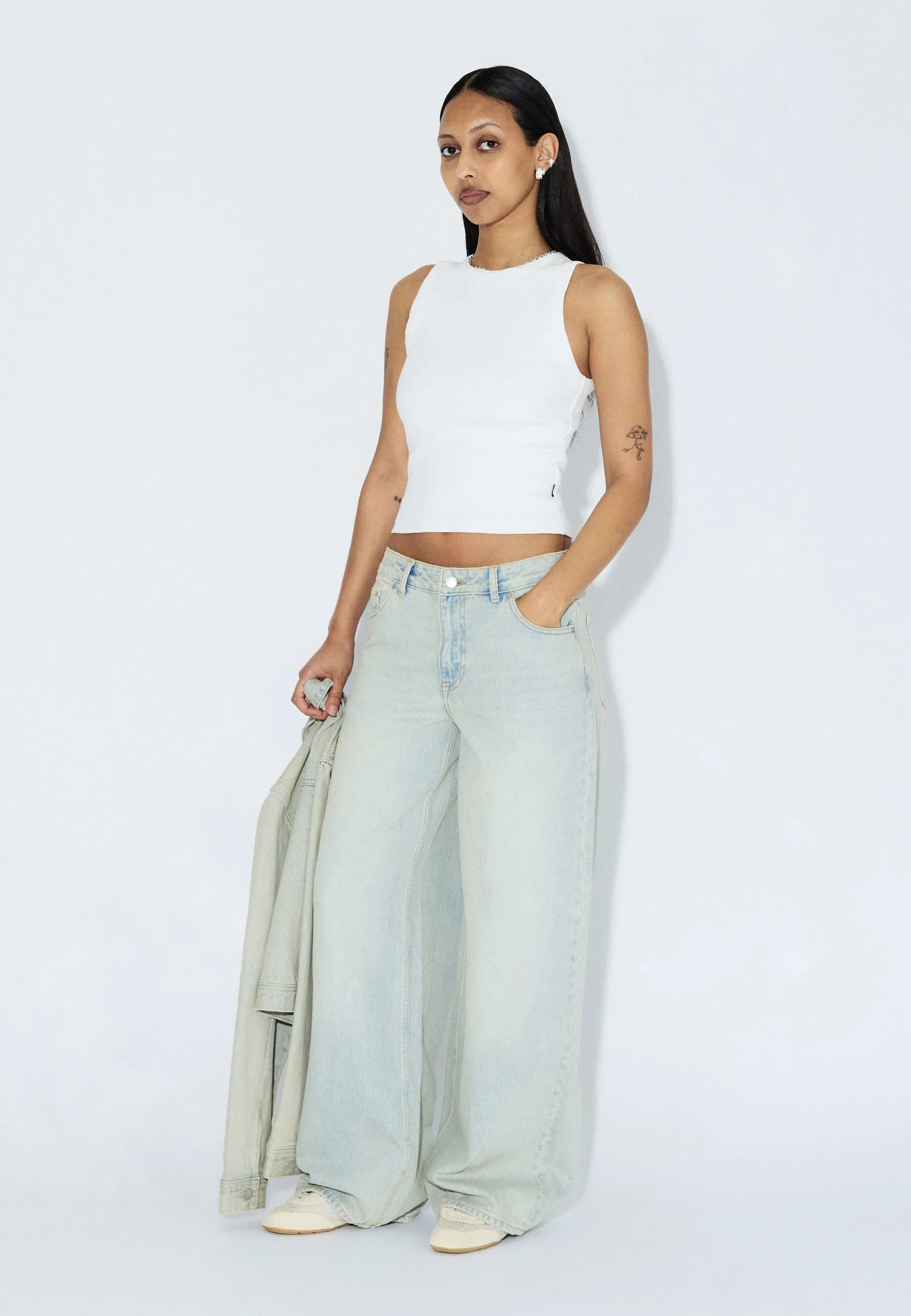 2530107066_DrDenim_AryLowBaggy_StreamPaleVintageWorn_Main_W1_3