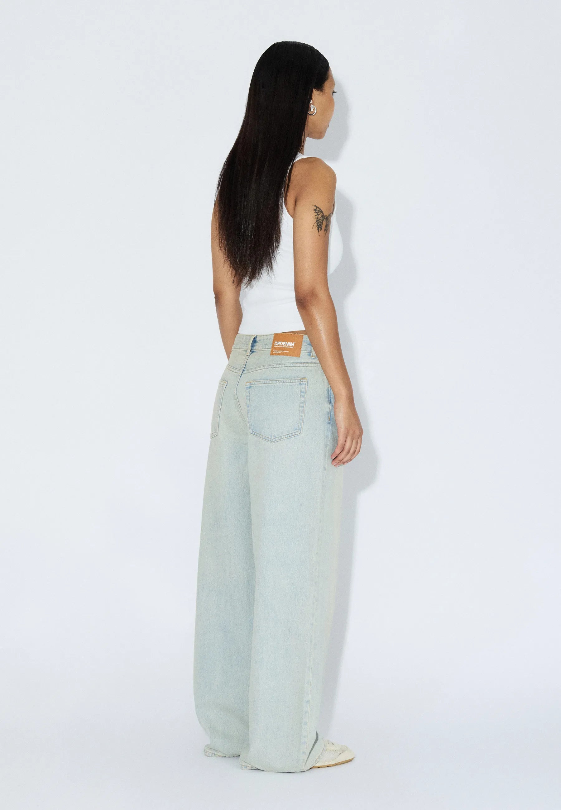2530107066_DrDenim_AryLowBaggy_StreamPaleVintageWorn_Main_W2_1