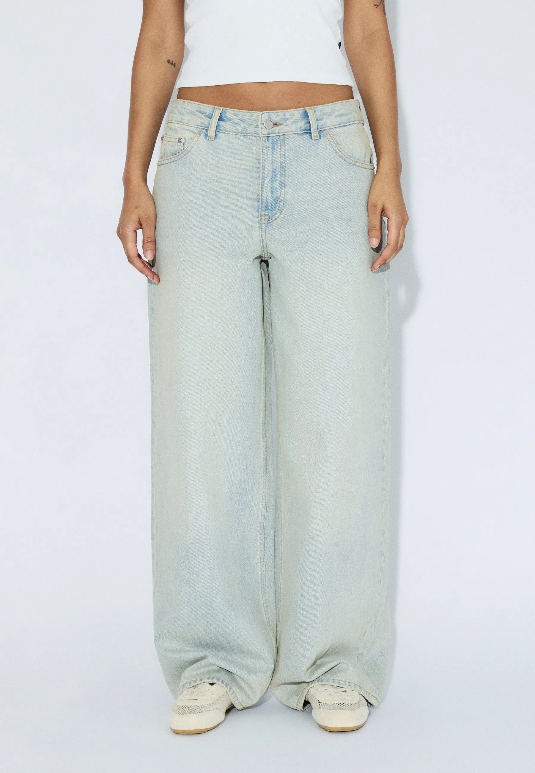 2530107066_DrDenim_AryLowBaggy_StreamPaleVintageWorn_Main_W3_1