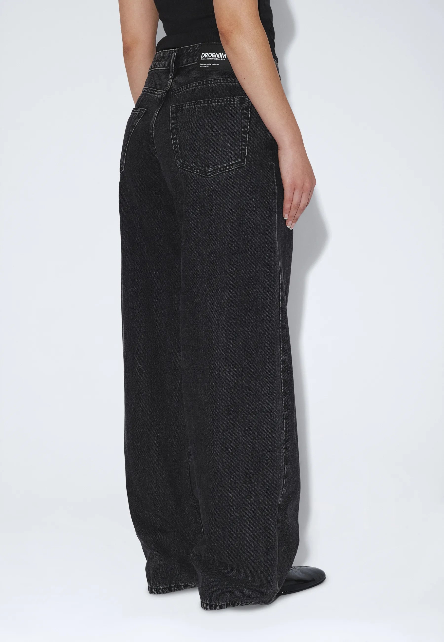 2530107A58_DrDenim_AryLowBaggy_RetroBlack_main_W4_1