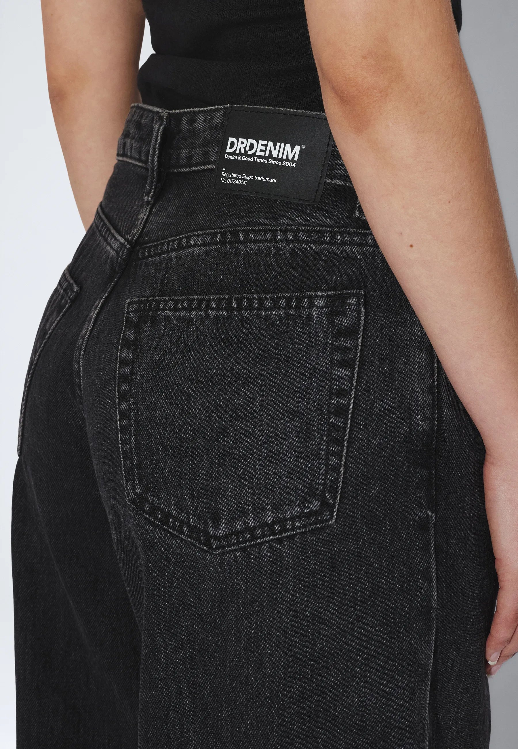 2530107A58_DrDenim_AryLowBaggy_RetroBlack_main_W5_2