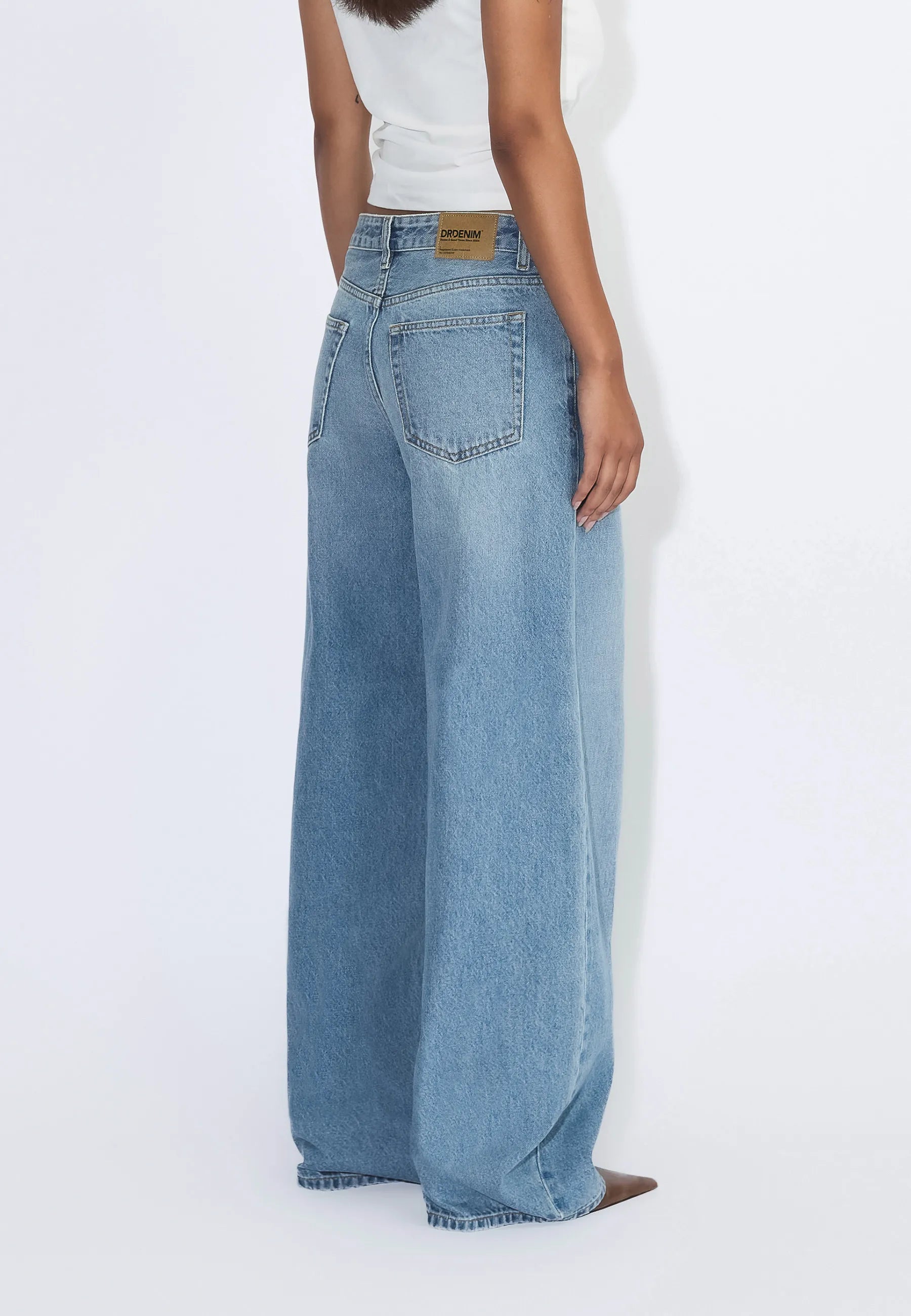 2530107J57_DrDenim_AryLowBaggy_NovaSkyUsed_Main_W4_1