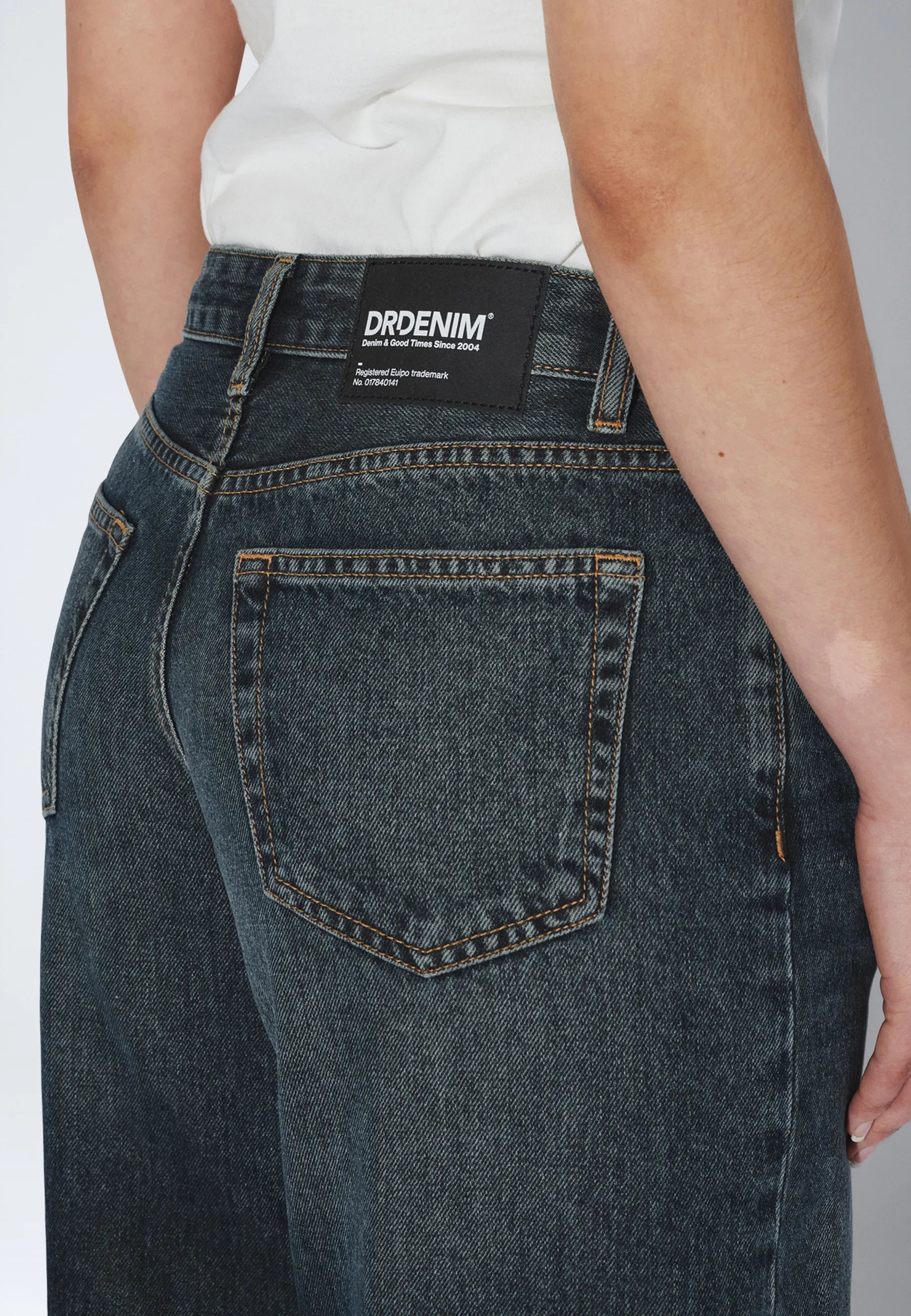 2530107M24_DrDenim_AryLowBaggy_KodiakDarkFade_main_W5_2