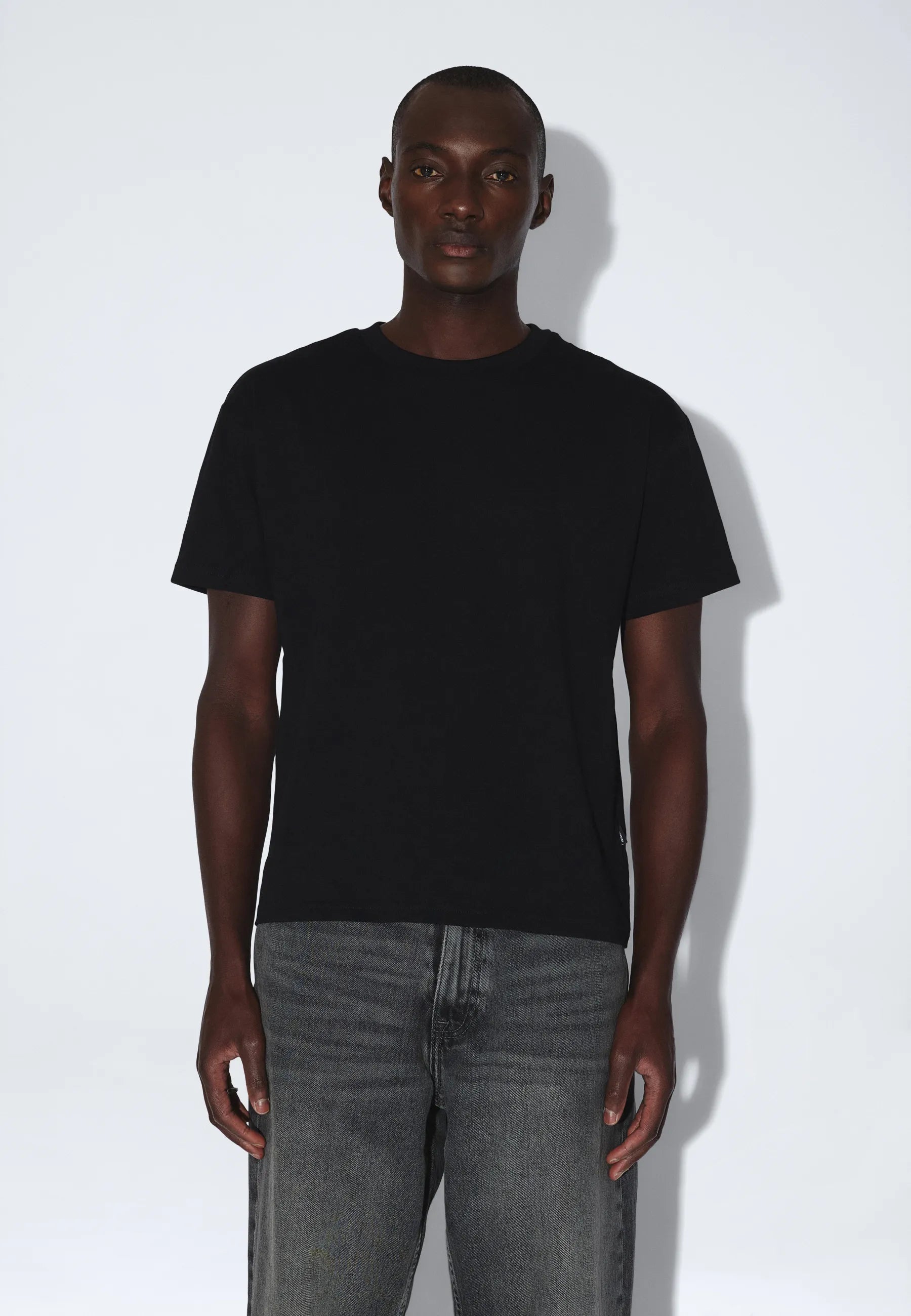 2531110101_DrDenim_BaceTee_Black_main_M3_1