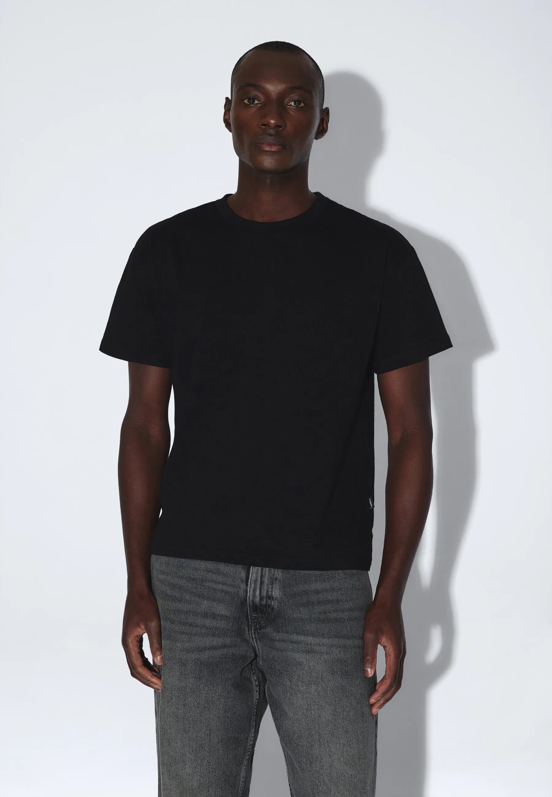 2531110101_DrDenim_BaceTee_Black_main_M3_2