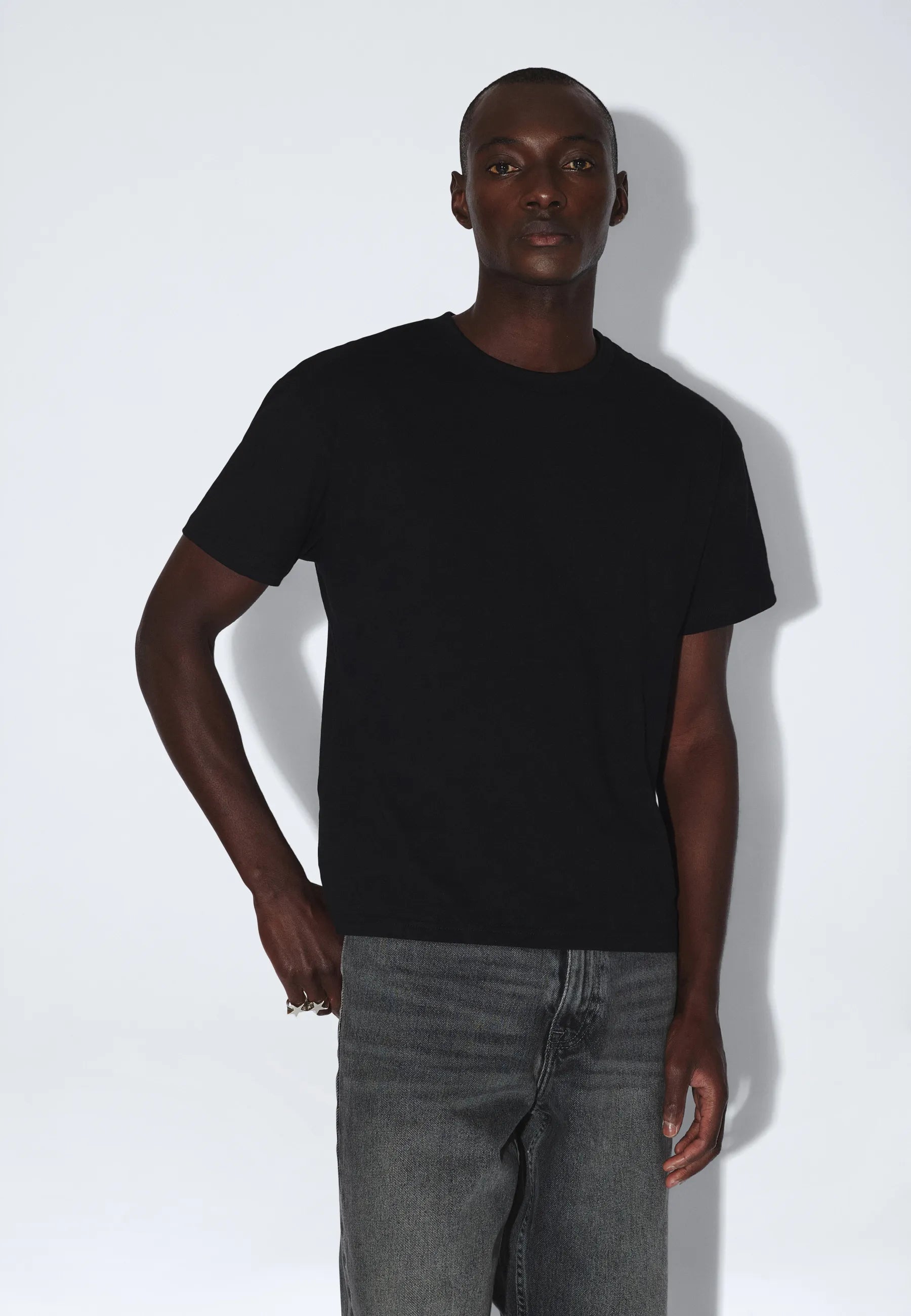 2531110101_DrDenim_BaceTee_Black_main_M3_3