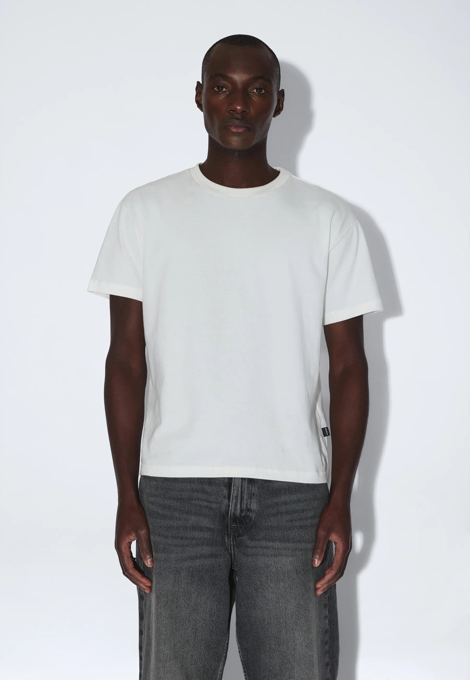 2531110197_DrDenim_BaceTee_OffWhite_main_M3_1