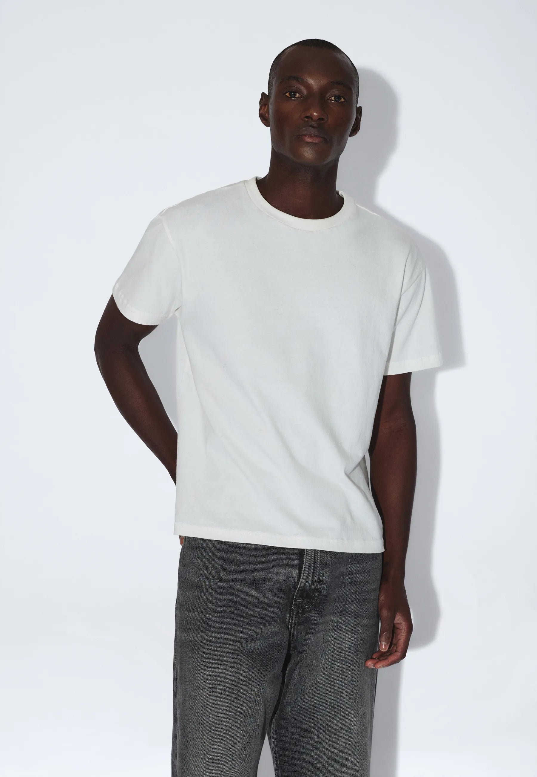 2531110197_DrDenim_BaceTee_OffWhite_main_M3_2