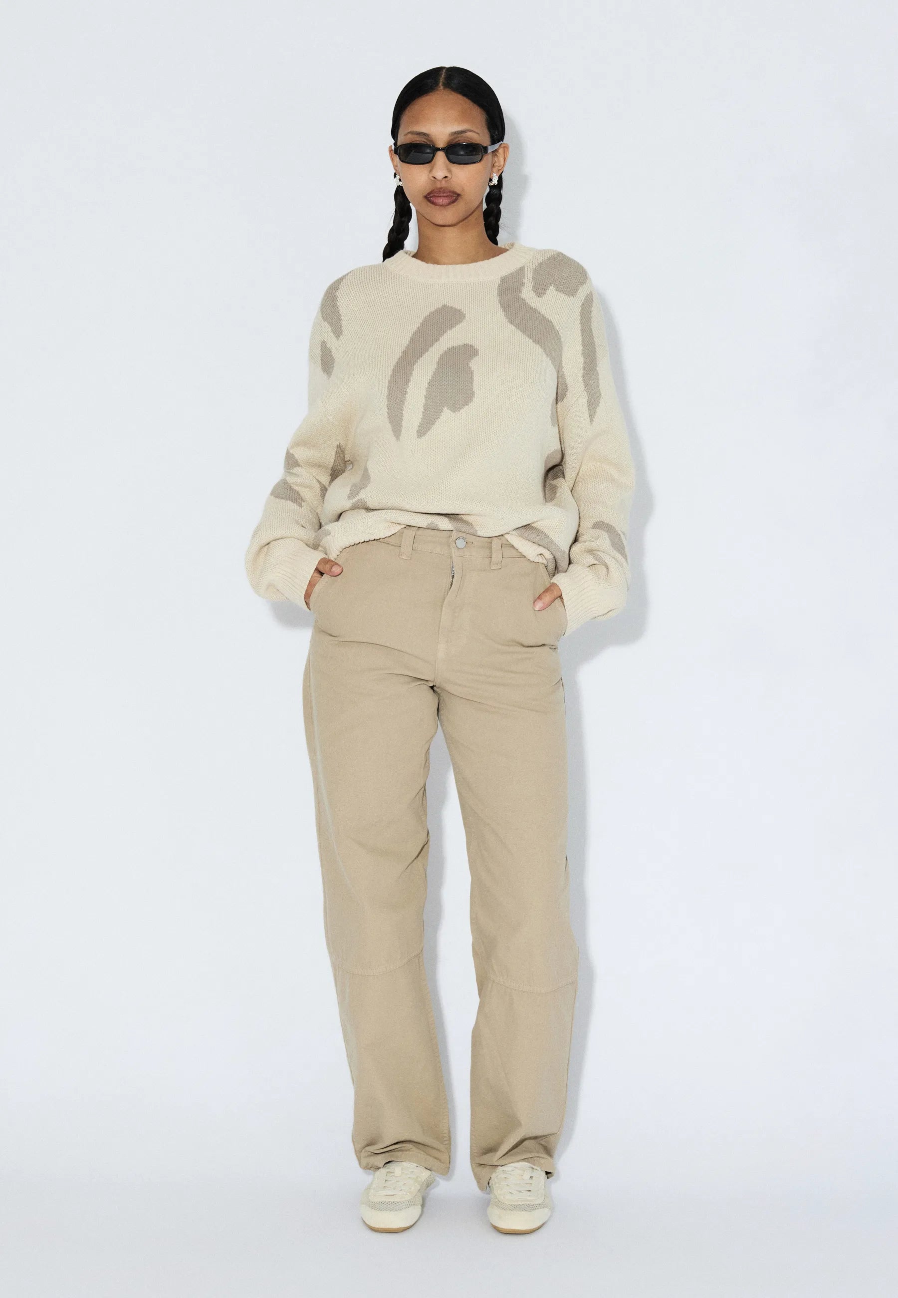 2531116BF2_DrDenim_MicSweater_EcruBigDraw_Main_W1_1