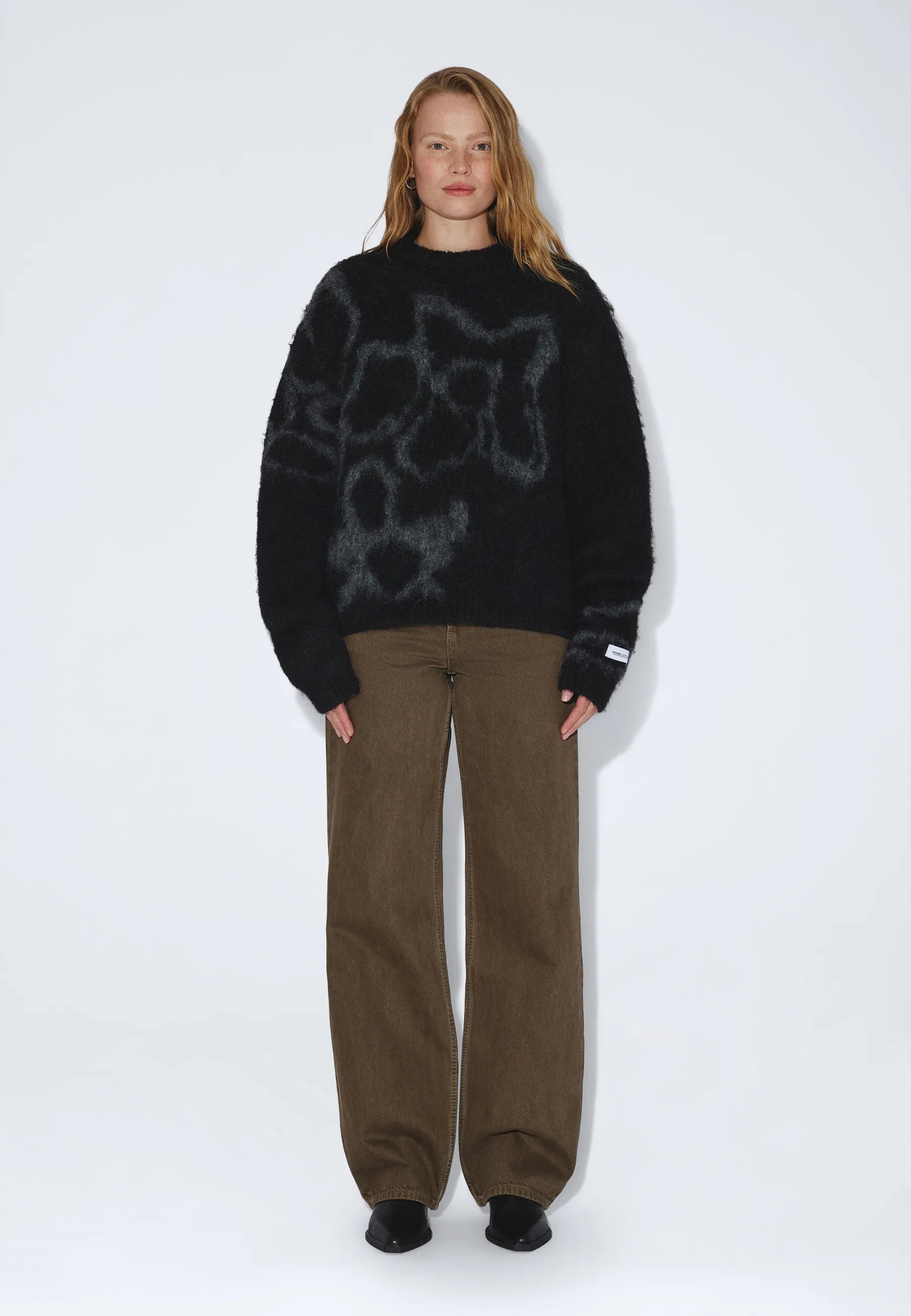 2531116BN3_DrDenim_MicSweater_BlackGreyFlower_main_W1_1