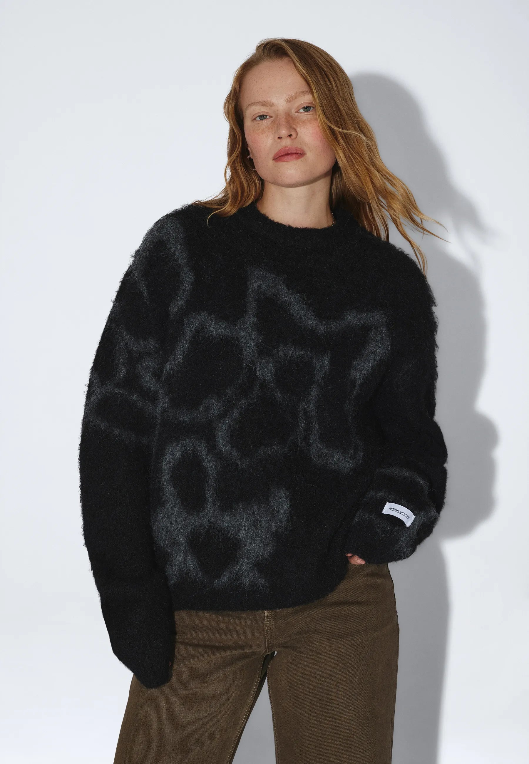2531116BN3_DrDenim_MicSweater_BlackGreyFlower_main_W3_3