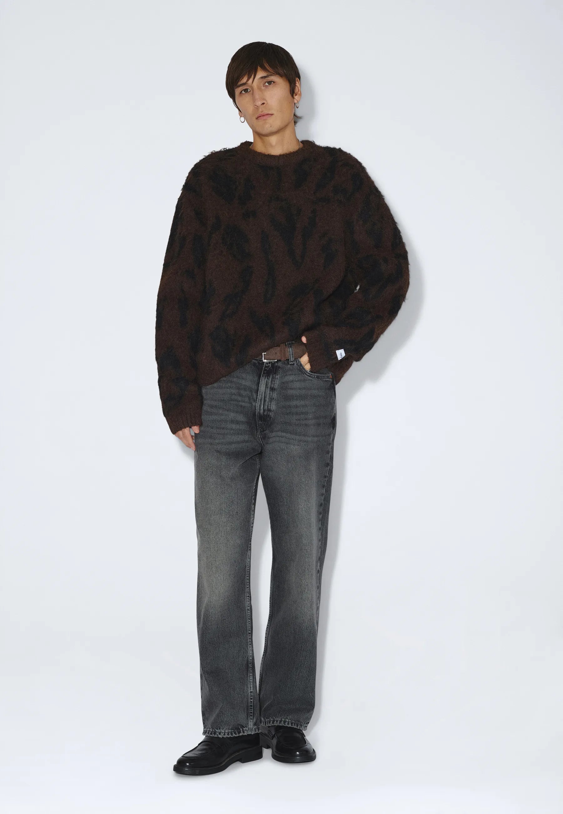 2531116BT6_DrDenim_MicSweater_BrownBlackScribble_main_M1_2