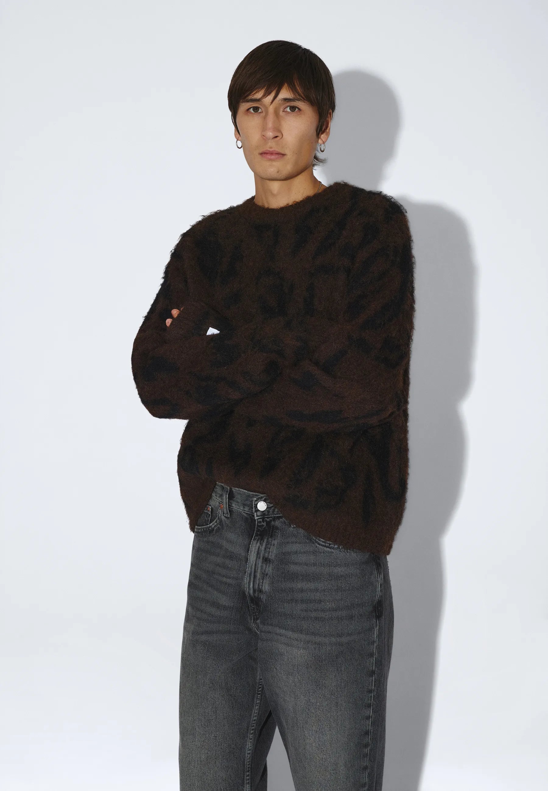 2531116BT6_DrDenim_MicSweater_BrownBlackScribble_main_M3_3