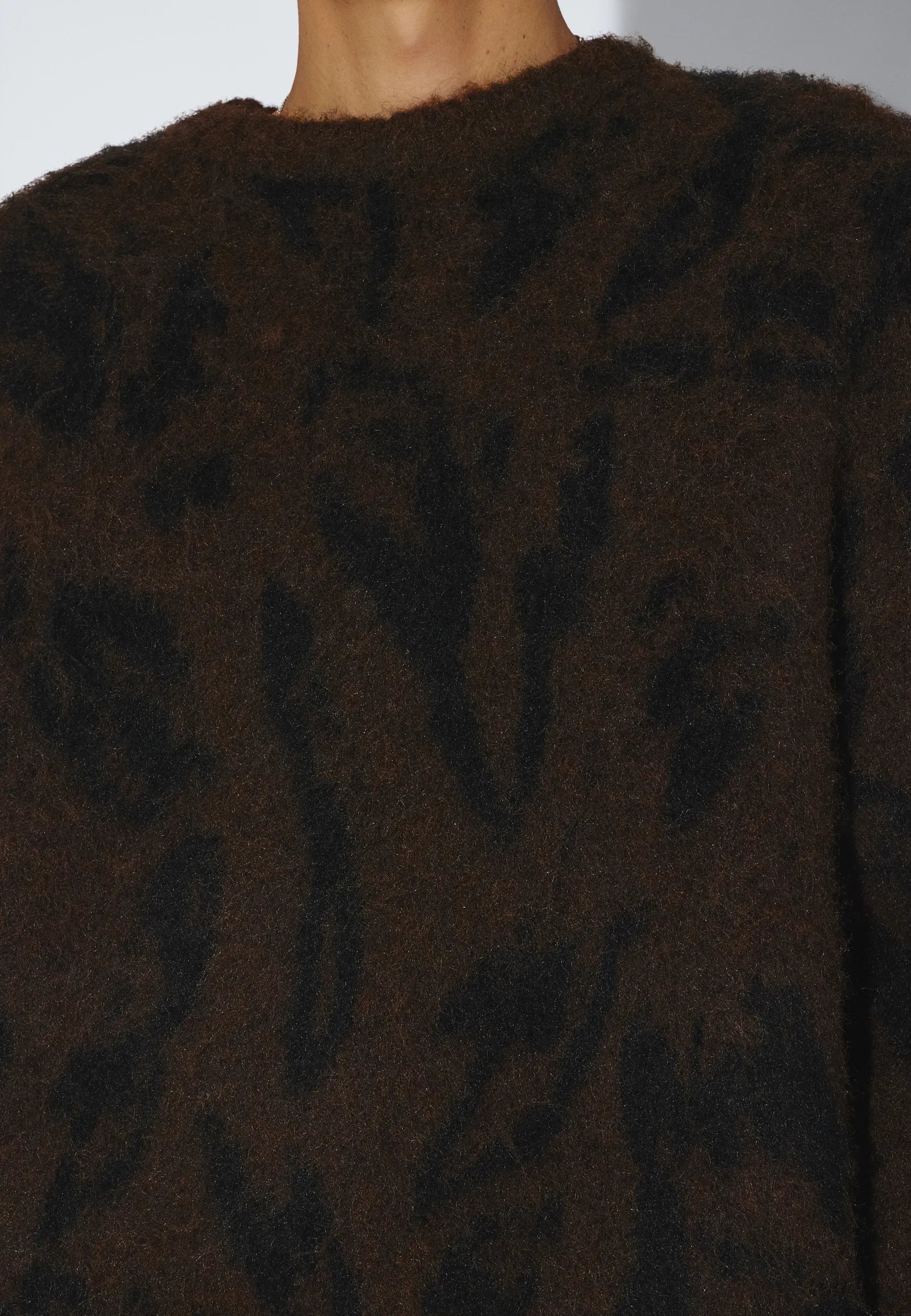 2531116BT6_DrDenim_MicSweater_BrownBlackScribble_main_M5_1
