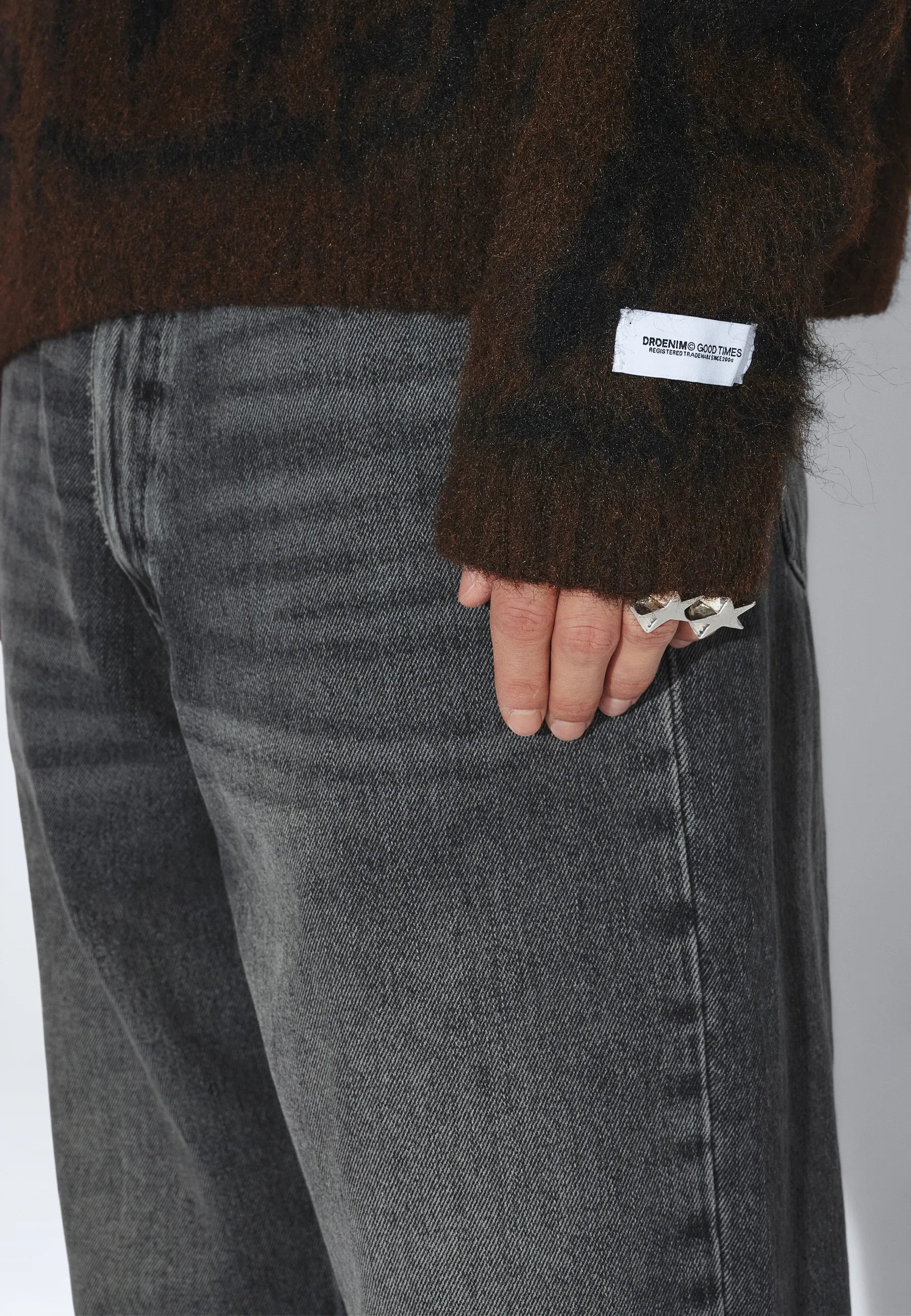 2531116BT6_DrDenim_MicSweater_BrownBlackScribble_main_M5_2