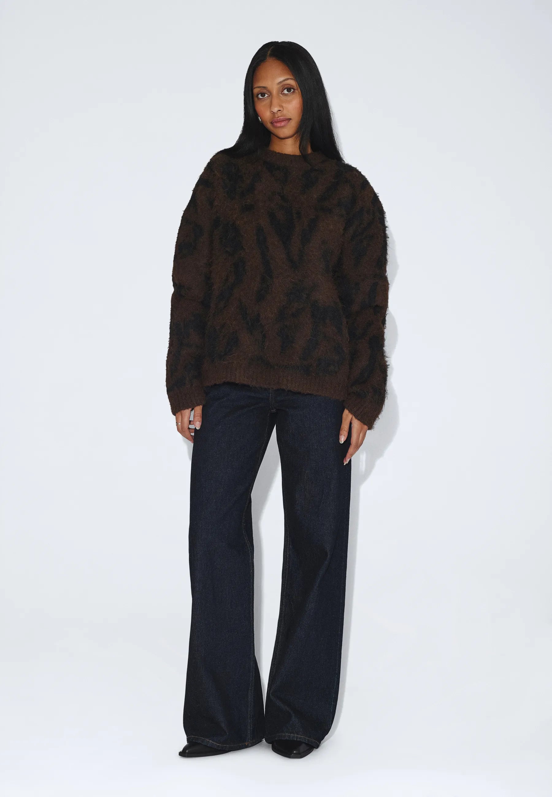 2531116BT6_DrDenim_MicSweater_BrownBlackScribble_main_W1_4