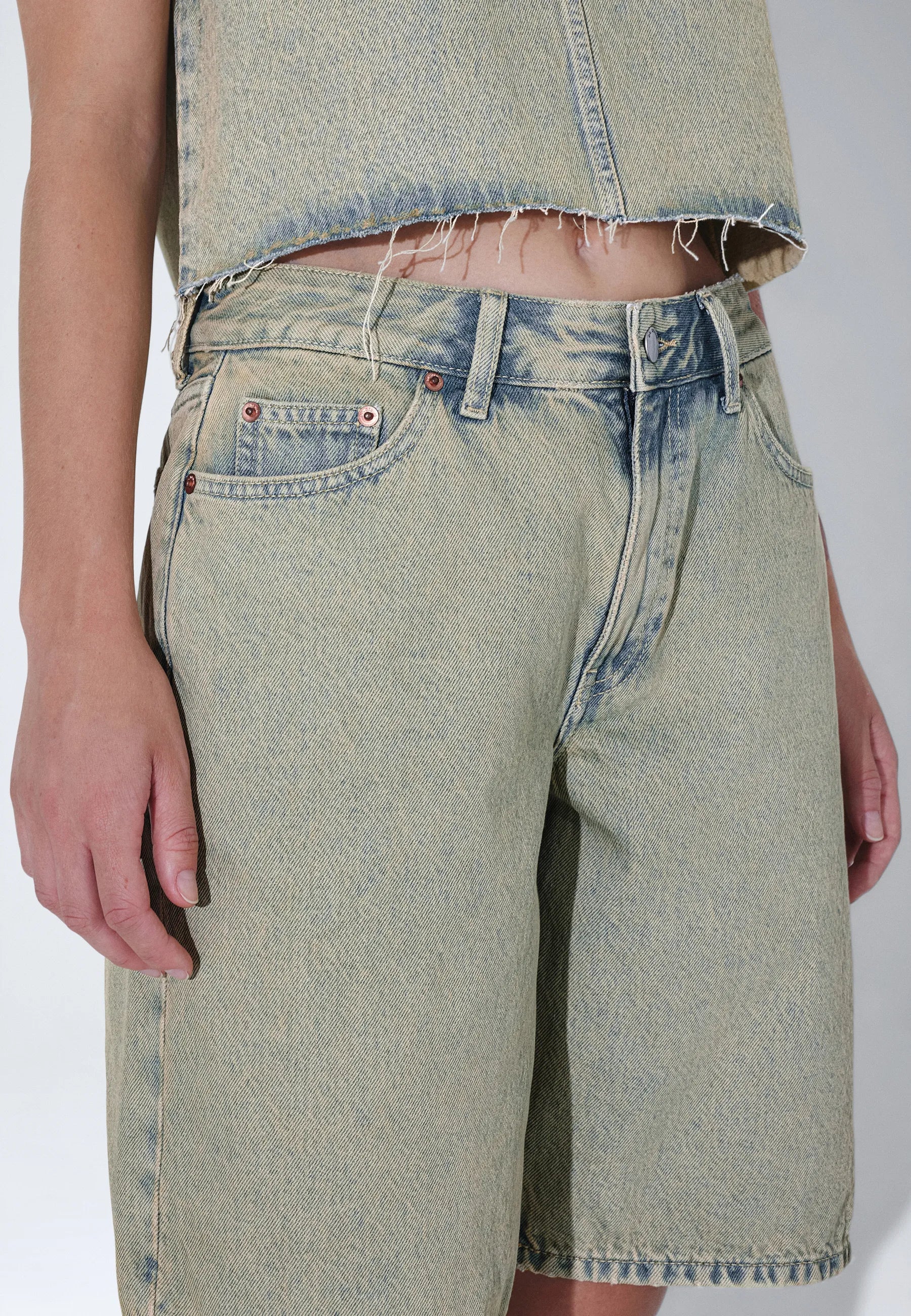 2610102M10_DrDenim_AsraShorts_StreamDesert_Main_W5_1