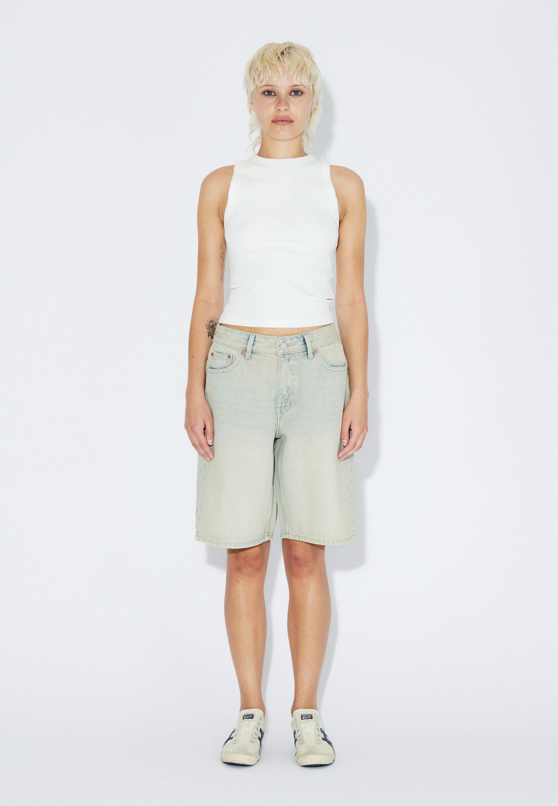 2610102M12_DrDenim_AsraShorts_StreamLightSand_Main_W1_1