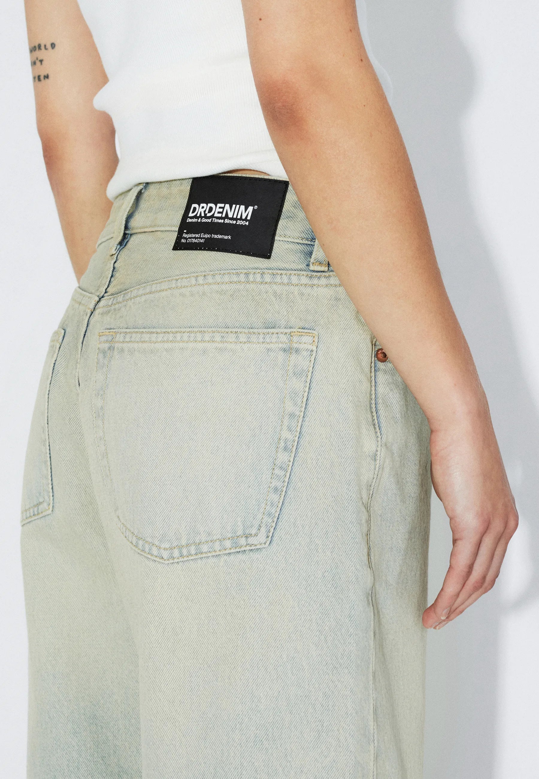 2610102M12_DrDenim_AsraShorts_StreamLightSand_Main_W2_5