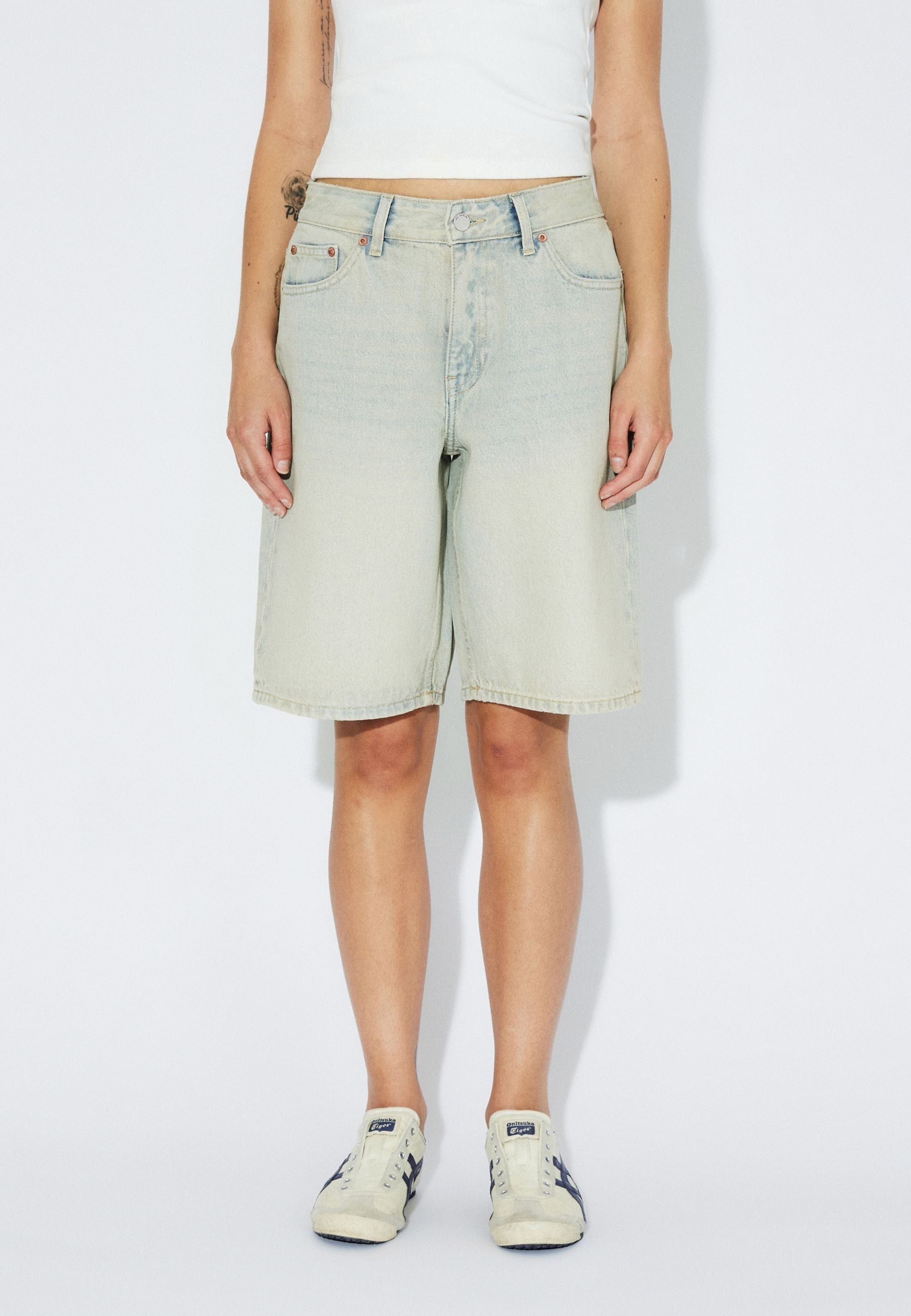 2610102M12_DrDenim_AsraShorts_StreamLightSand_Main_W3_1