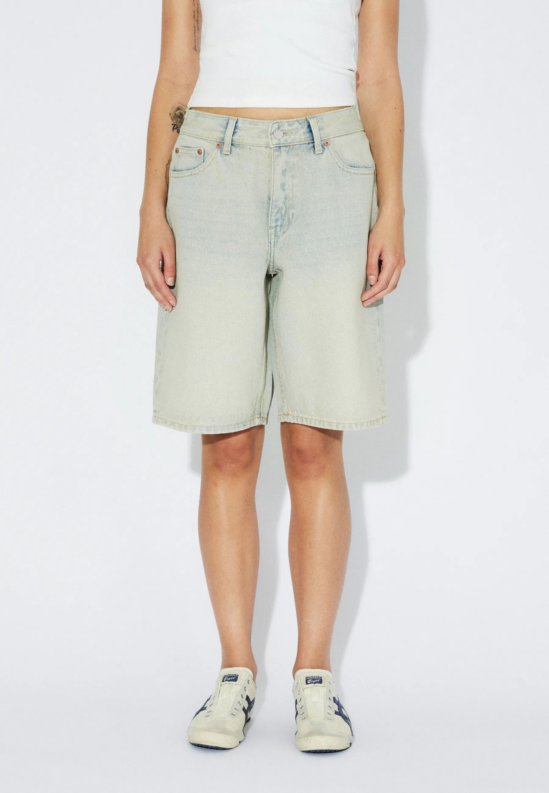 2610102M12_DrDenim_AsraShorts_StreamLightSand_Main_W3_1