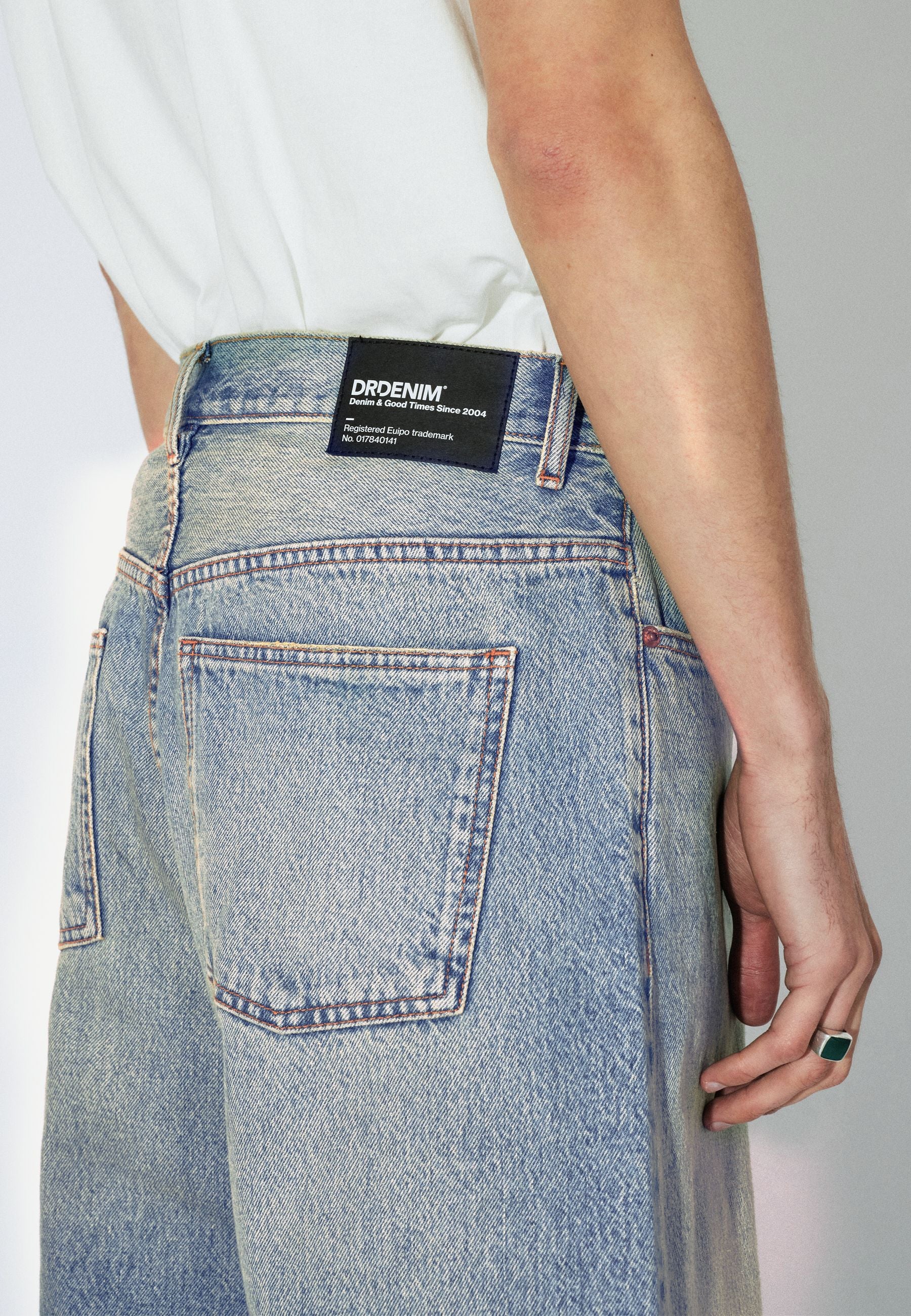 2610103L95_DrDenim_ValiShorts_StreamSkyAged_Main_M5_2