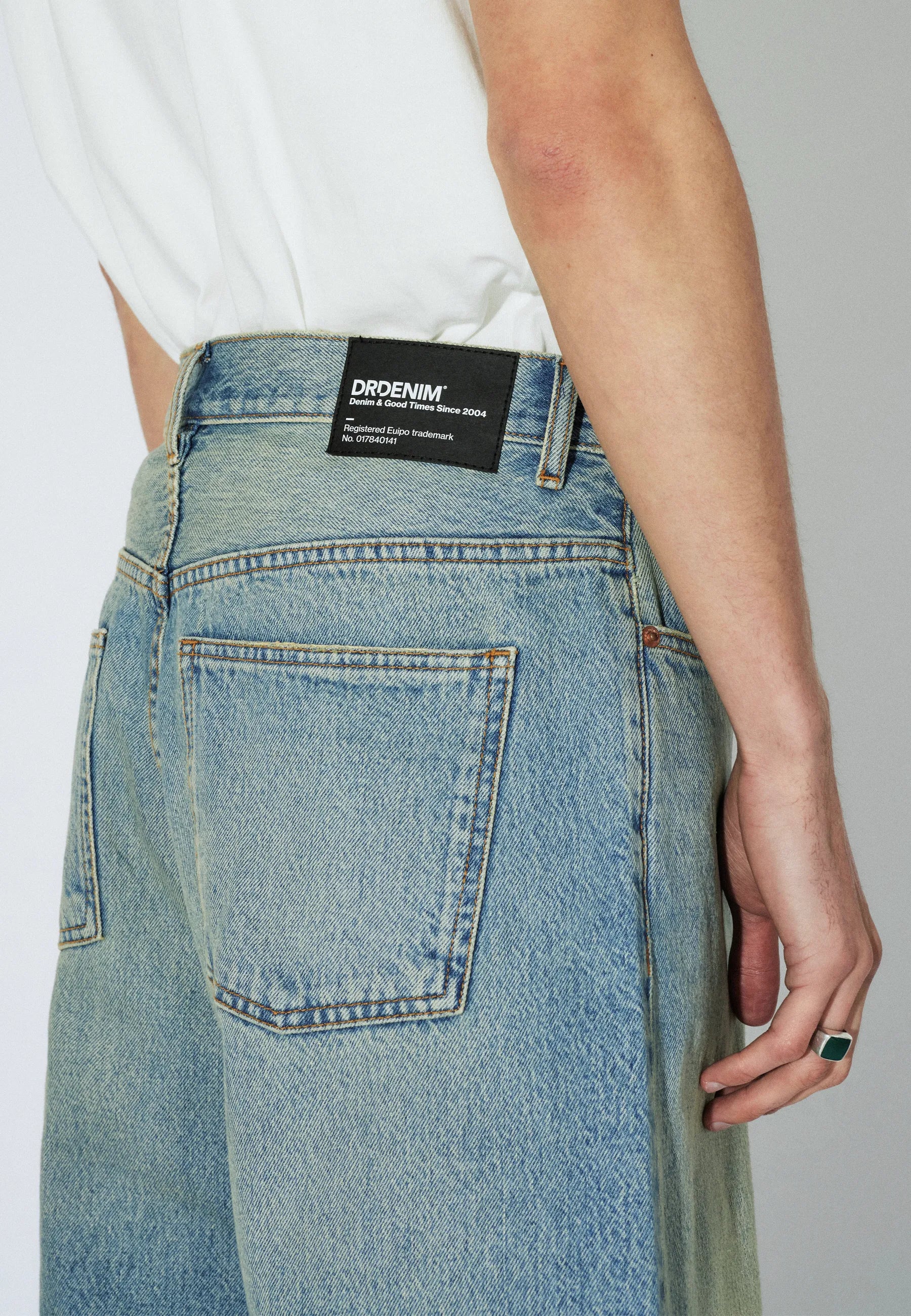 2610103L95_DrDenim_ValiShorts_StreamSkyAged_Main_M5_2