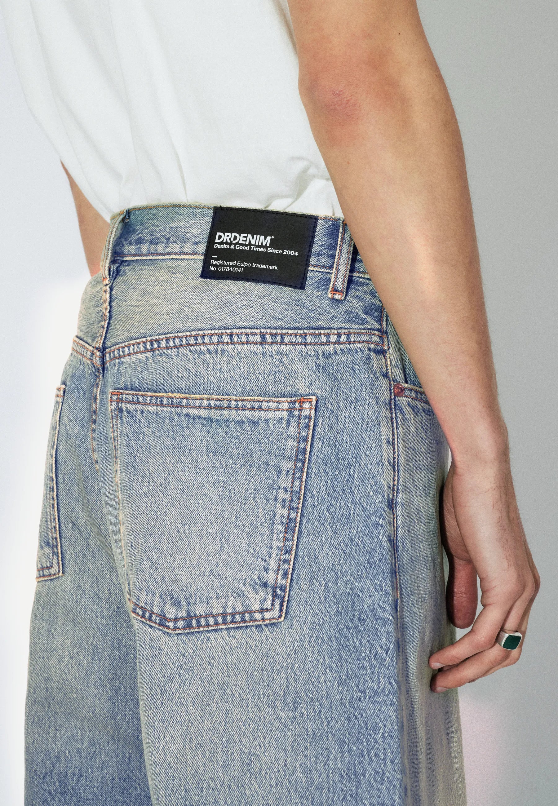 2610103L95_DrDenim_ValiShorts_StreamSkyAged_Main_M5_2