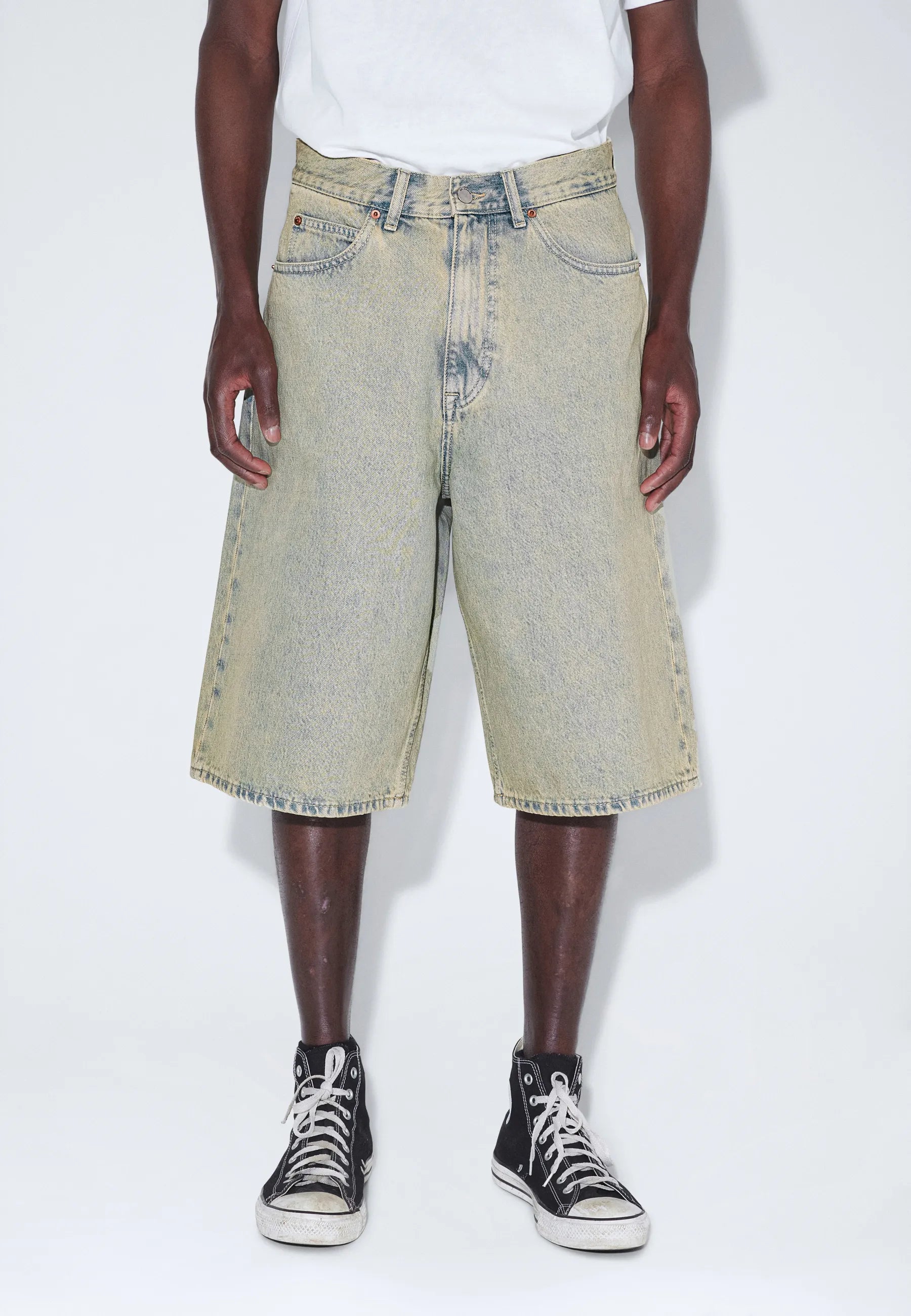 2610103M10_DrDenim_ValiShorts_StreamDesert_Main_M3_1
