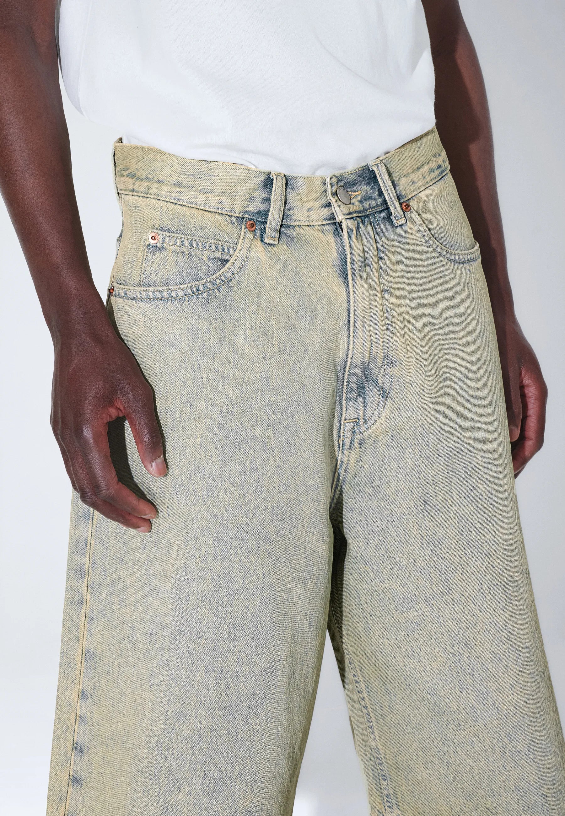 2610103M10_DrDenim_ValiShorts_StreamDesert_Main_M5_1