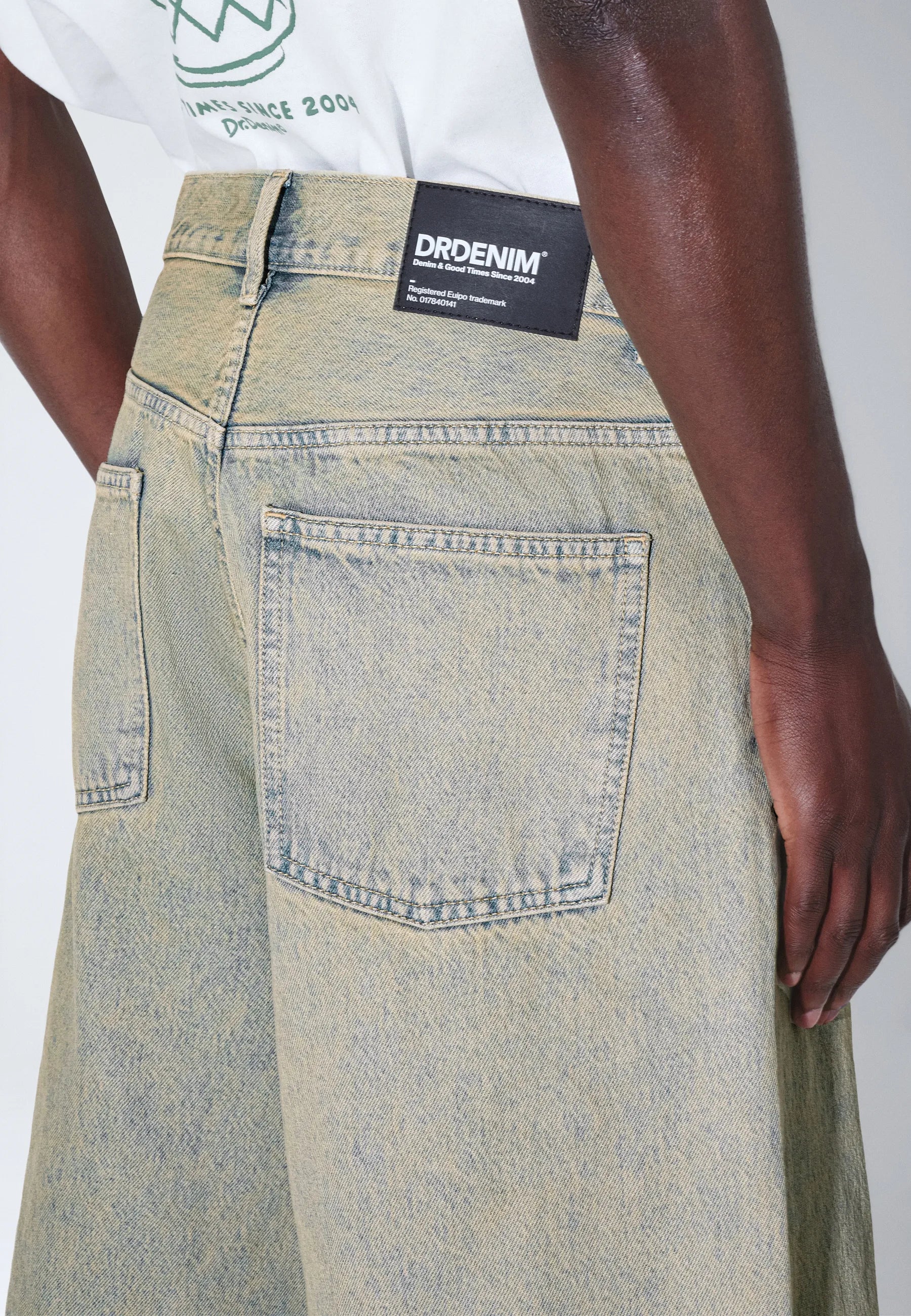 2610103M10_DrDenim_ValiShorts_StreamDesert_Main_M5_2