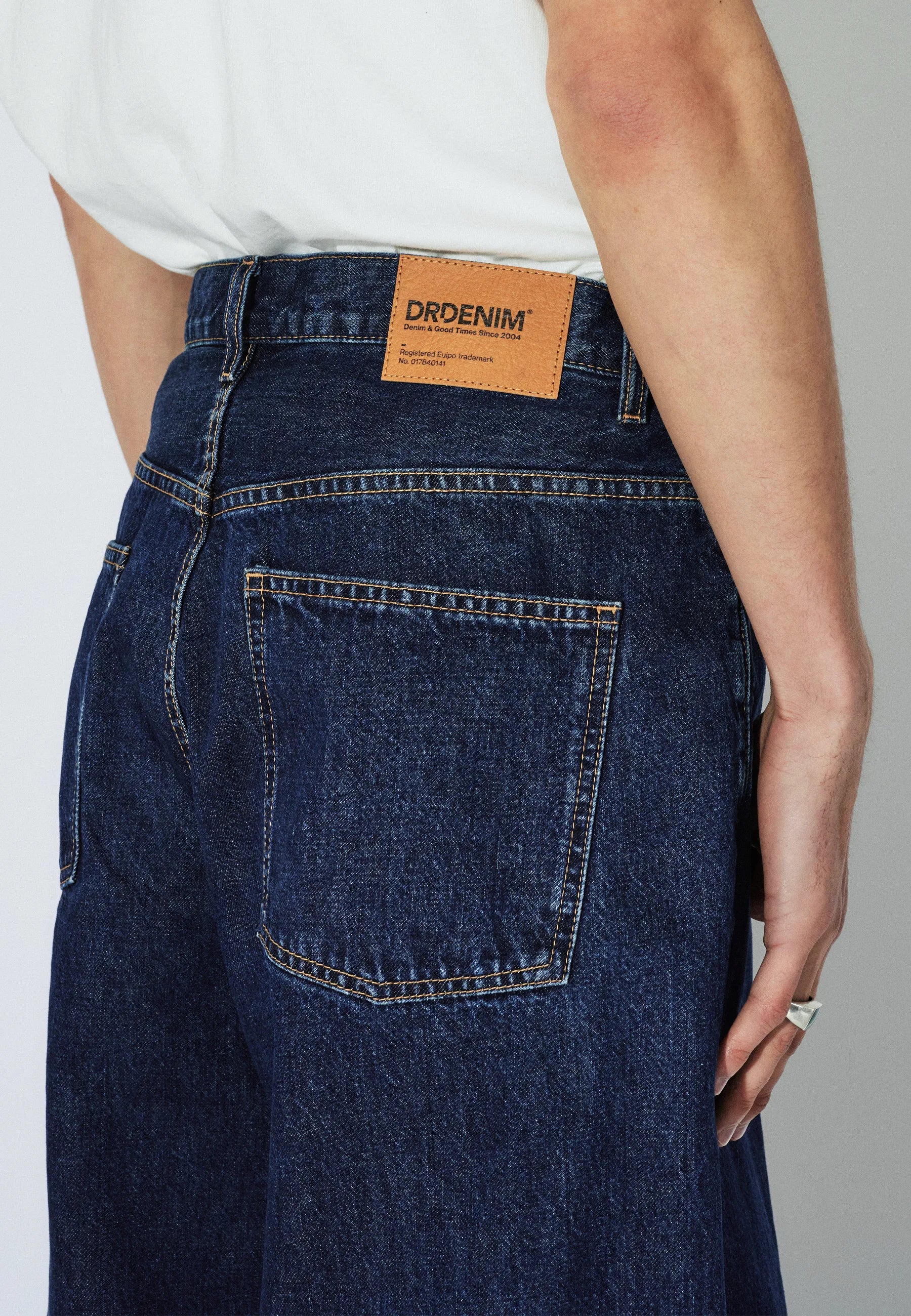 2610103V35_DrDenim_ValiShorts_HazeDarkRetro_Main_M5_2
