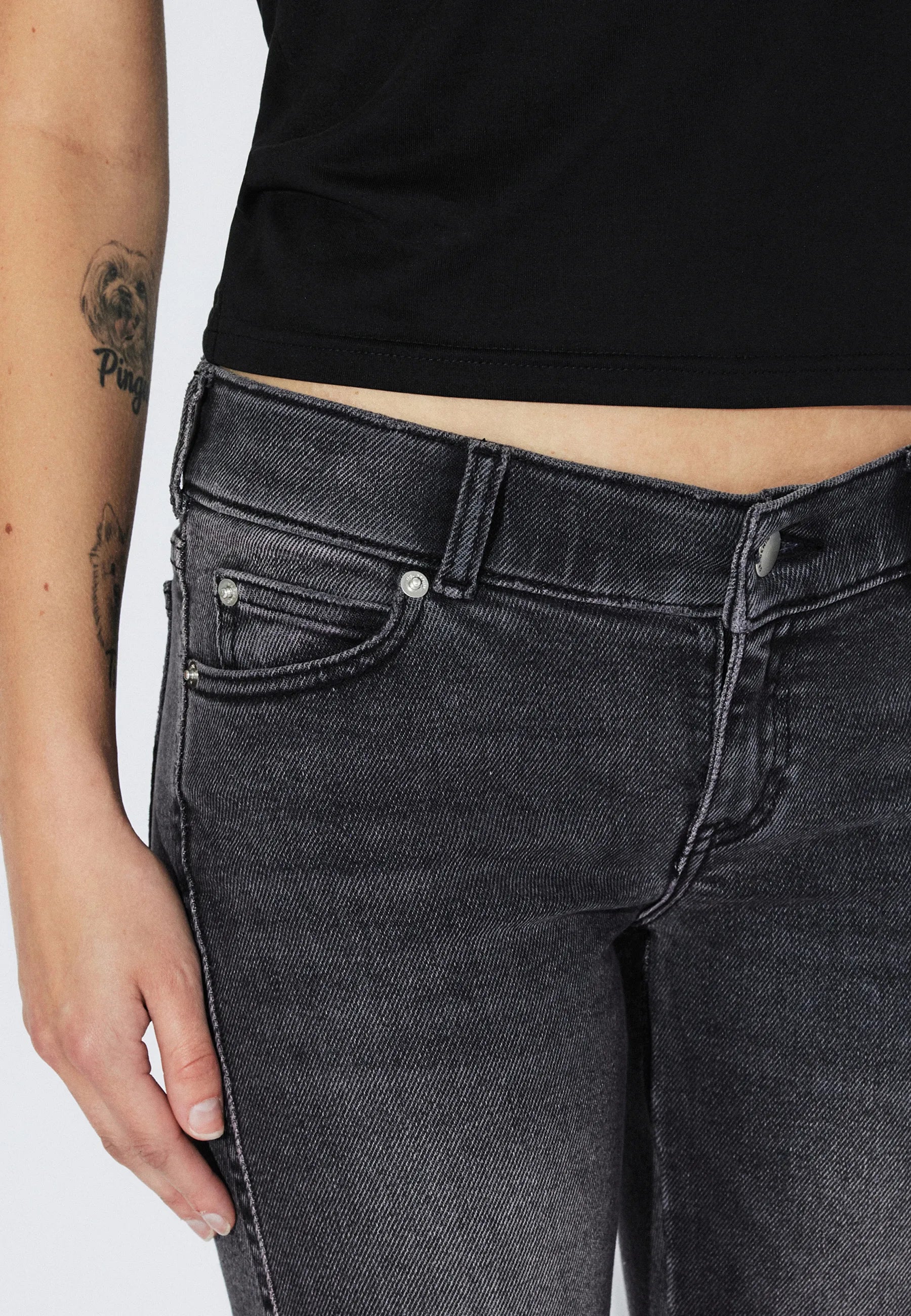 2610104BF1_DrDenim_KilyLowBootcut_GreyMistRed_Main_W5_1