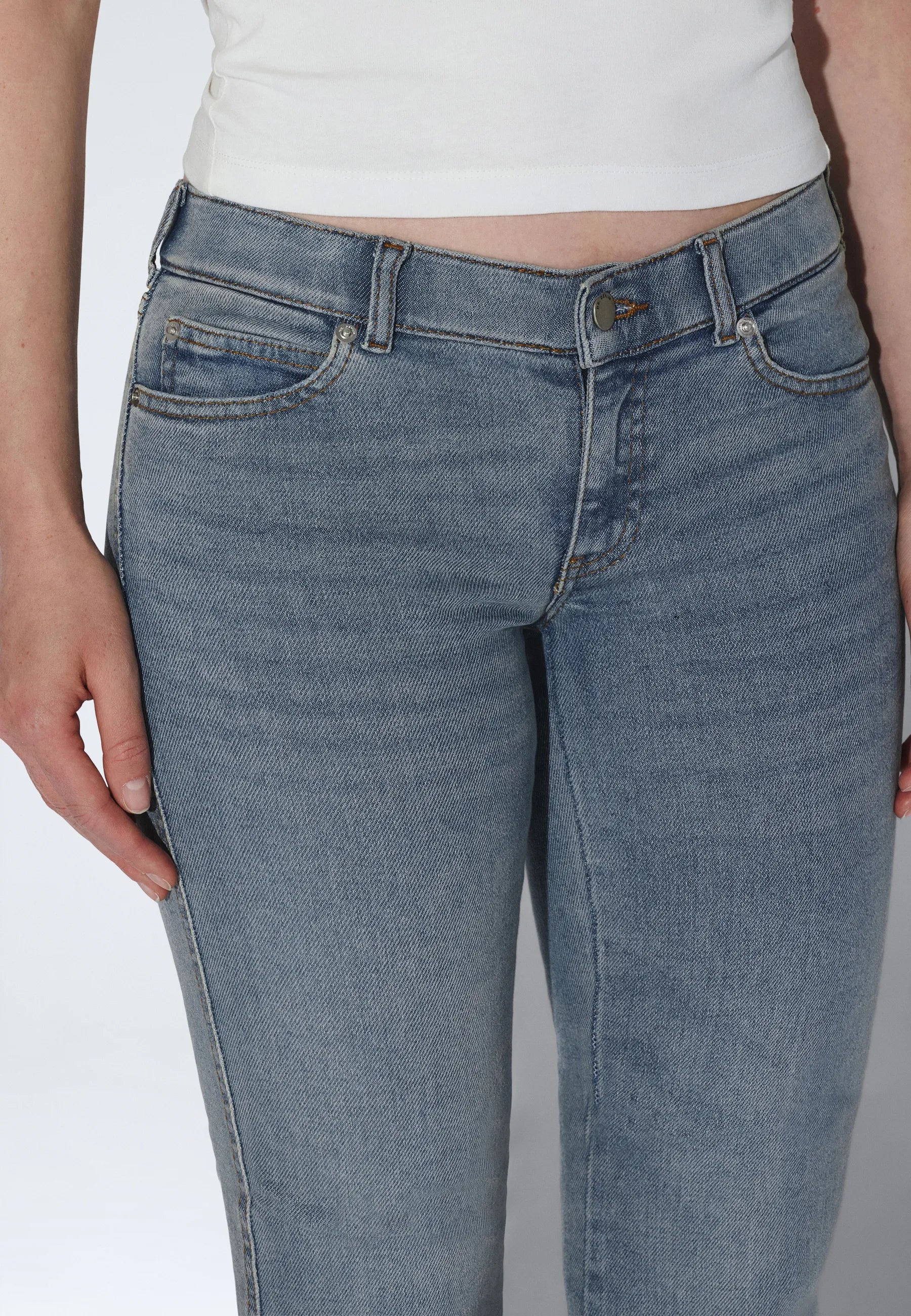 2610104J88_DrDenim_KilyLowBootcut_CapeLightFadeVintage_main_W5_1