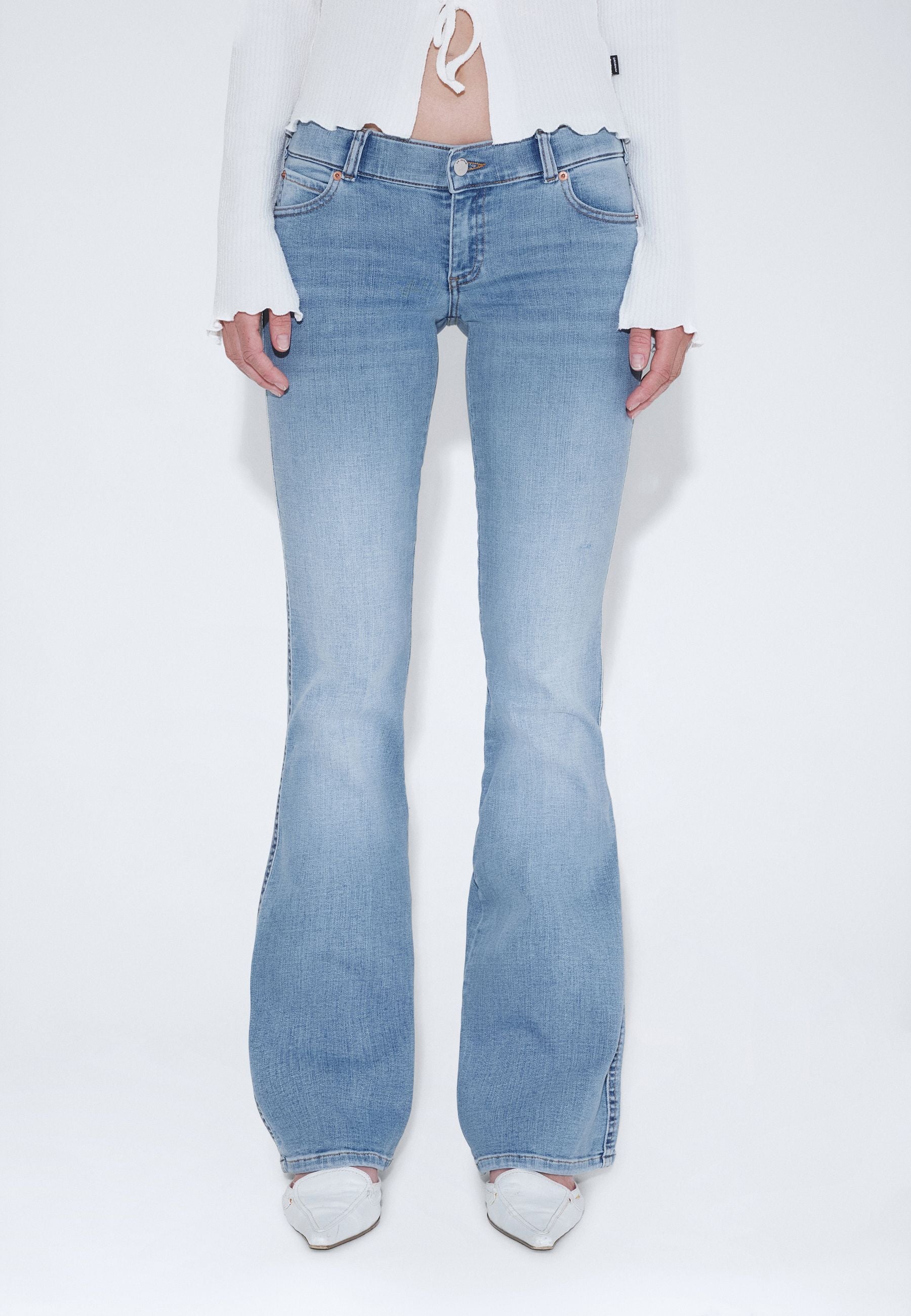 2610104V50_DrDenim_KilyLowBootcut_ValeLightFade_Main_W3_1