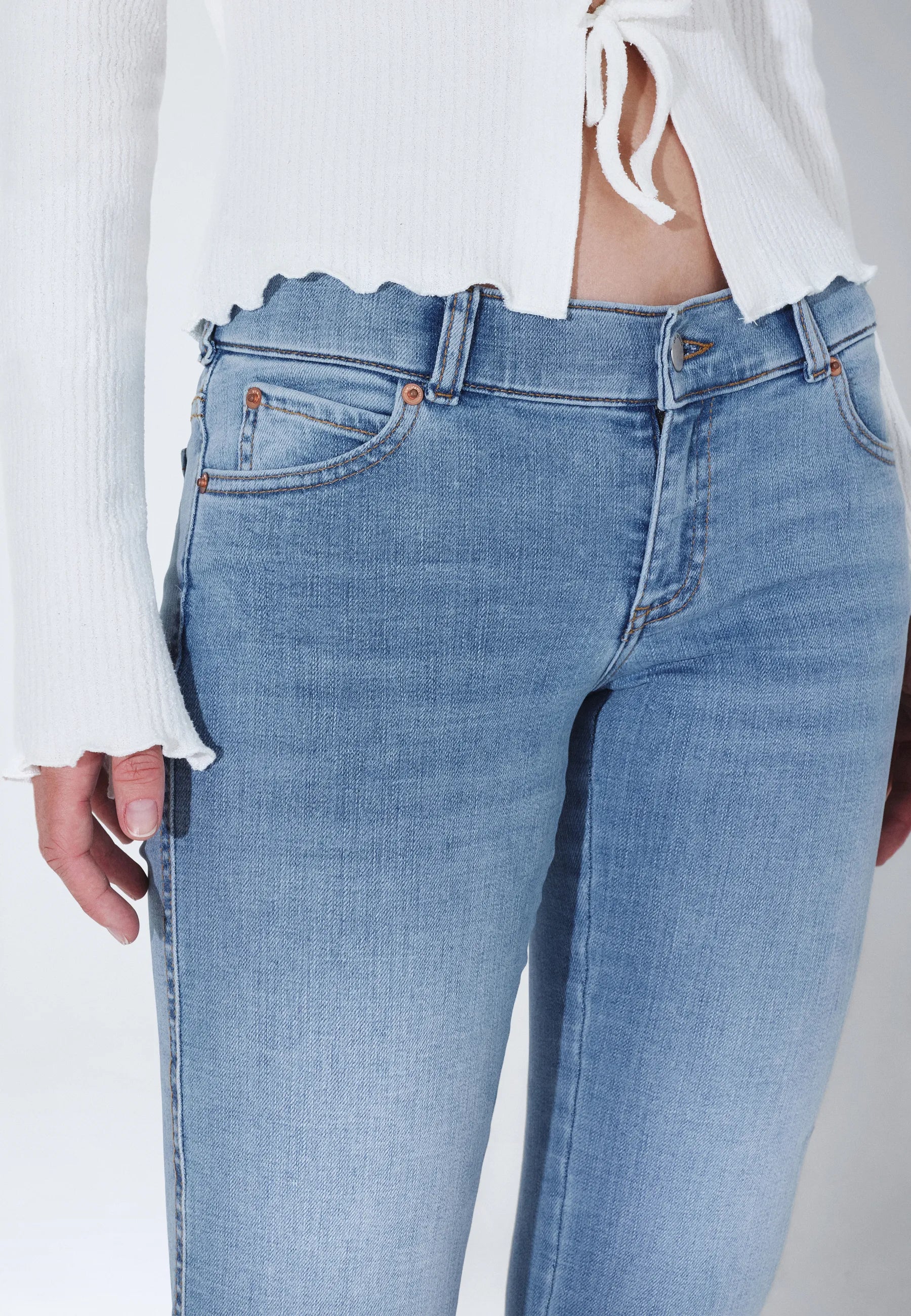 2610104V50_DrDenim_KilyLowBootcut_ValeLightFade_Main_W5_1