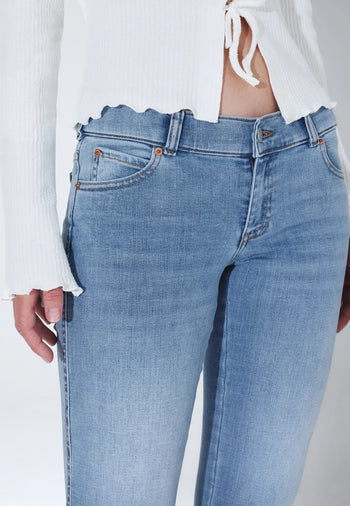 2610104V50_DrDenim_KilyLowBootcut_ValeLightFade_Main_W5_1