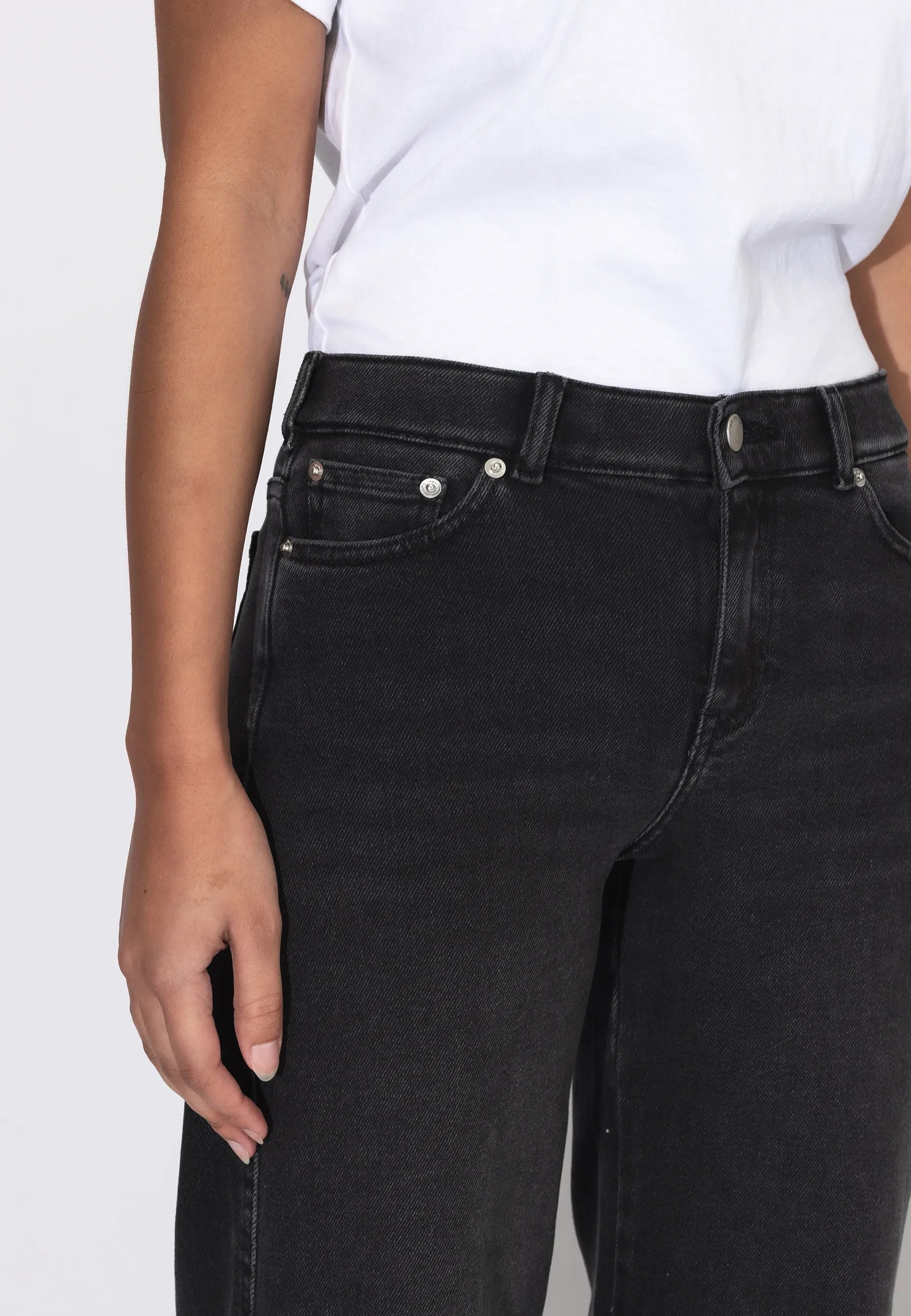2610105A99_DrDenim_ZilaMidWide_BlackMist_Main_W5_1