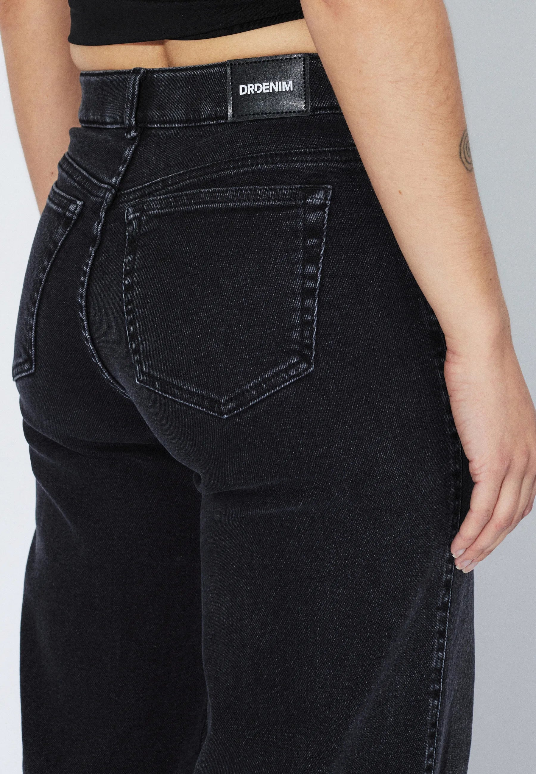 2610105A99_DrDenim_ZilaMidWide_BlackMist_Main_W5_2