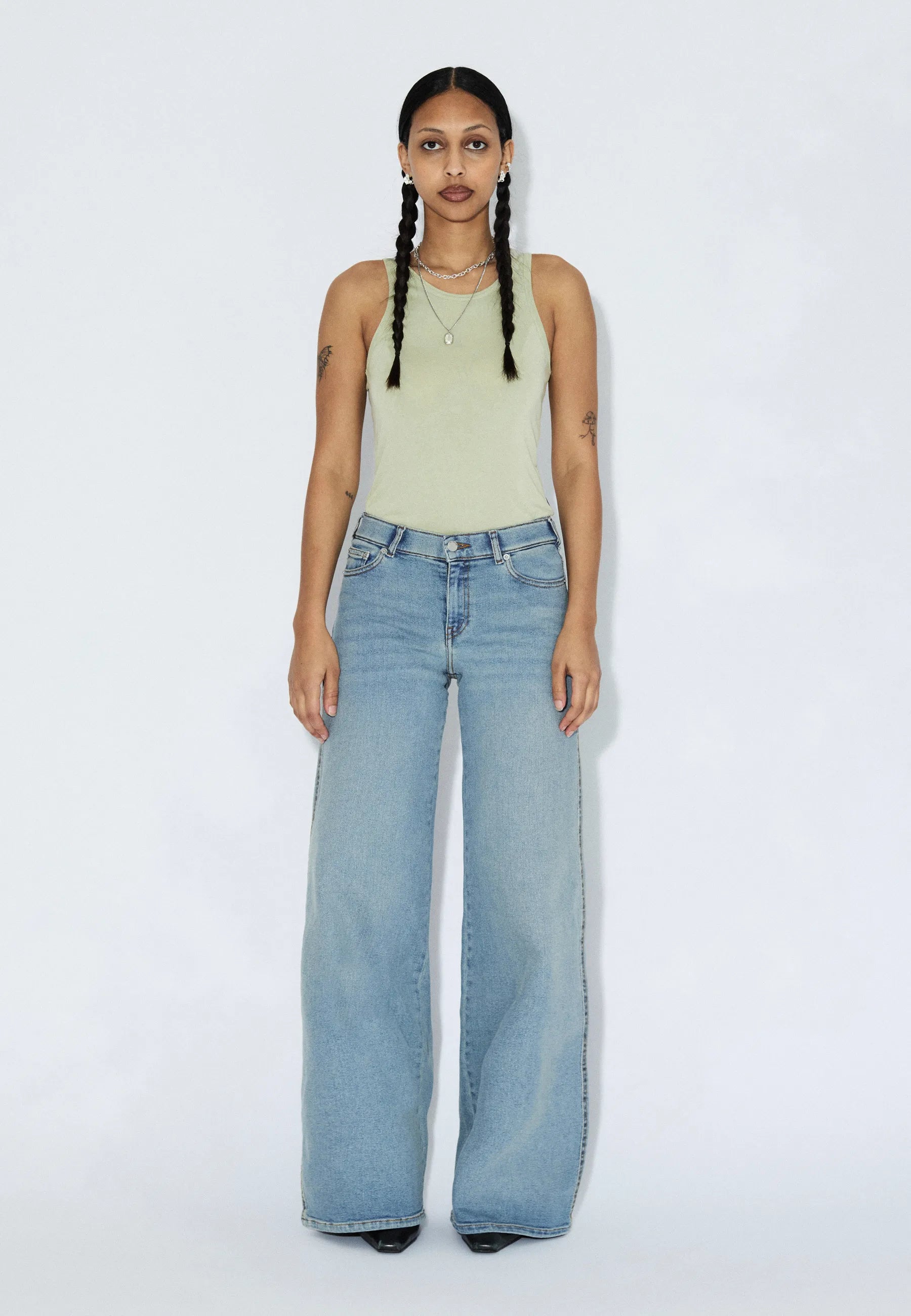 2610105U62_DrDenim_ZilaMidWide_CapeLightVintage_Main_W1_1