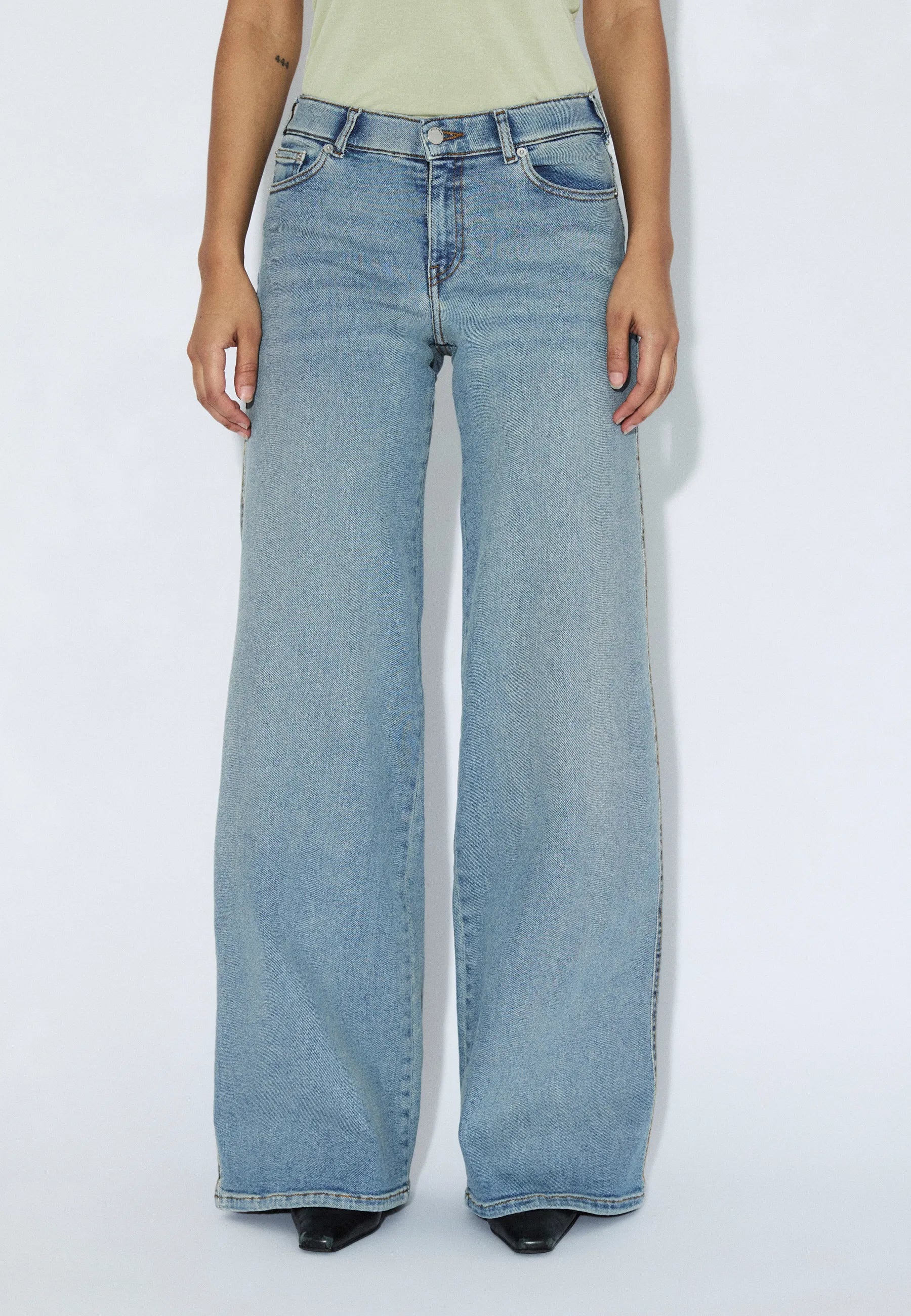 2610105U62_DrDenim_ZilaMidWide_CapeLightVintage_Main_W3_1