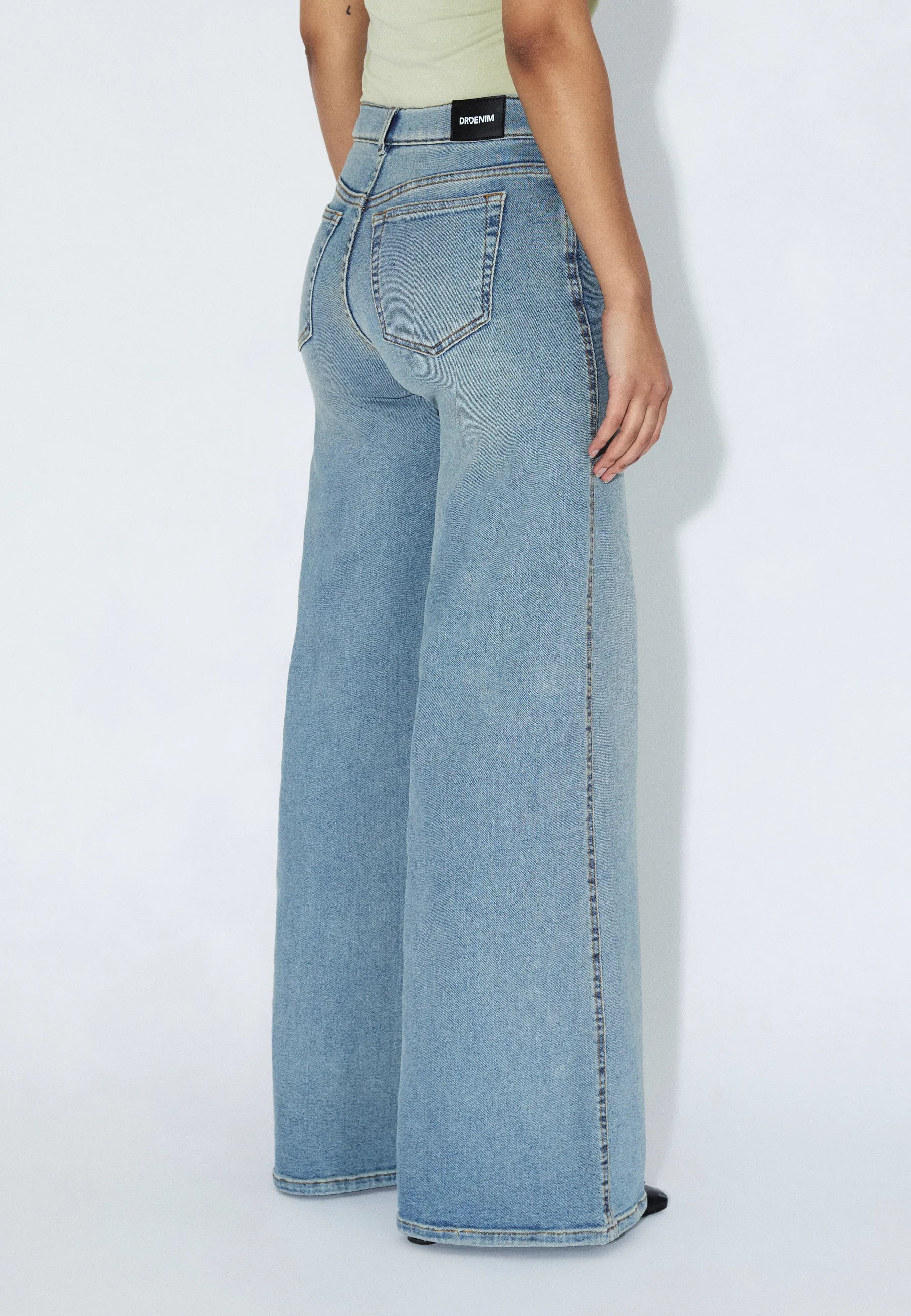 2610105U62_DrDenim_ZilaMidWide_CapeLightVintage_Main_W4_1