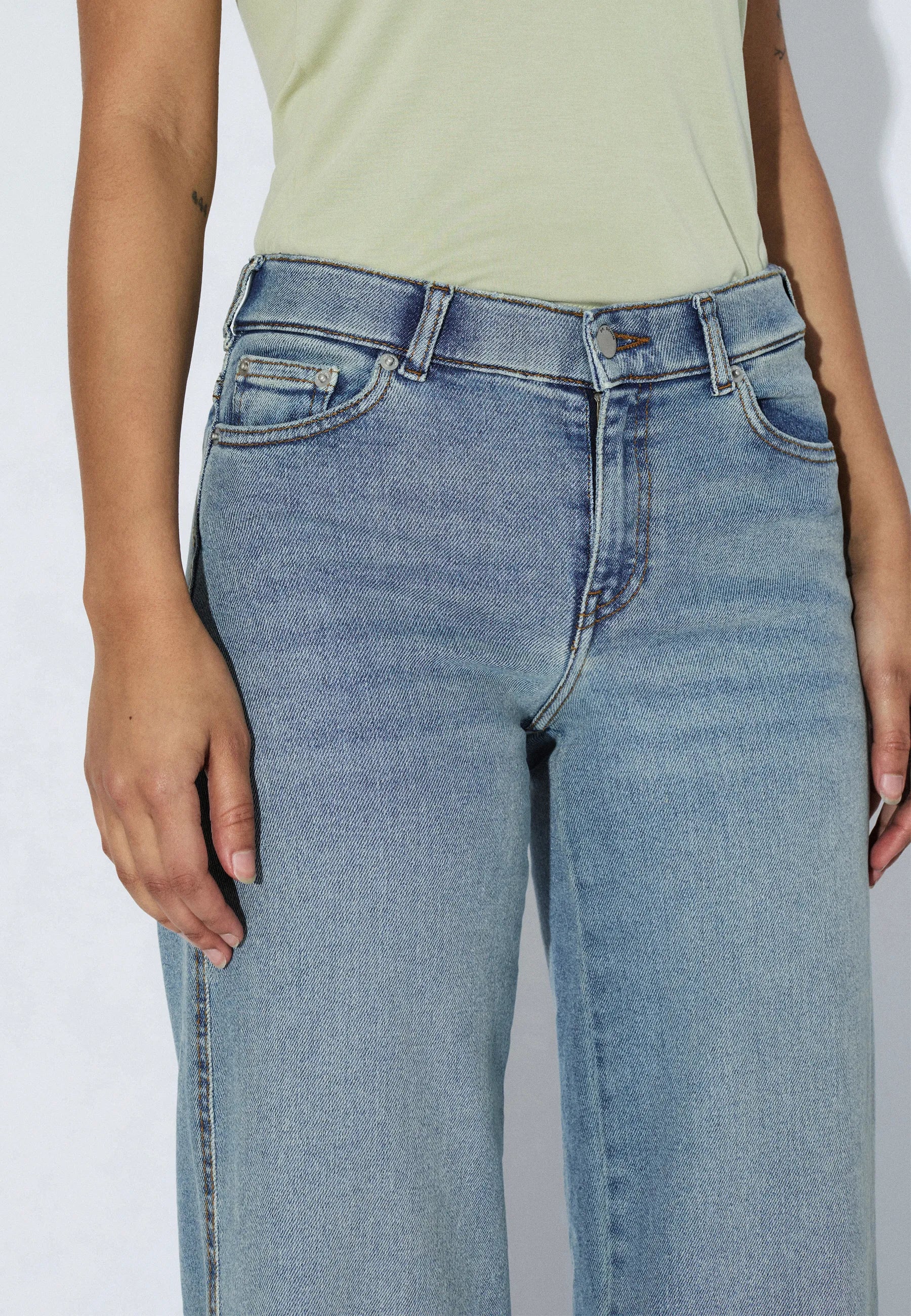 2610105U62_DrDenim_ZilaMidWide_CapeLightVintage_Main_W5_1