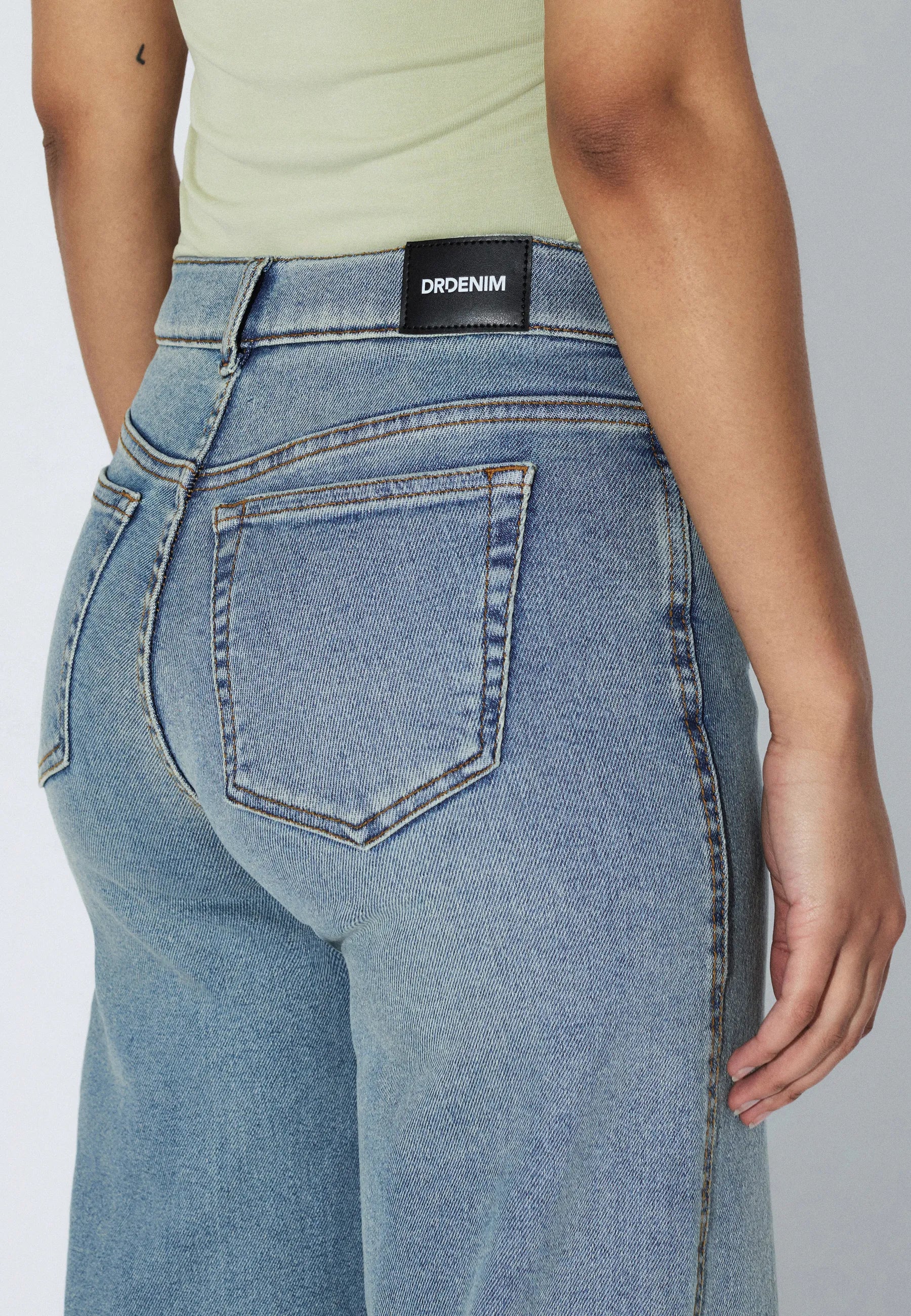 2610105U62_DrDenim_ZilaMidWide_CapeLightVintage_Main_W5_2