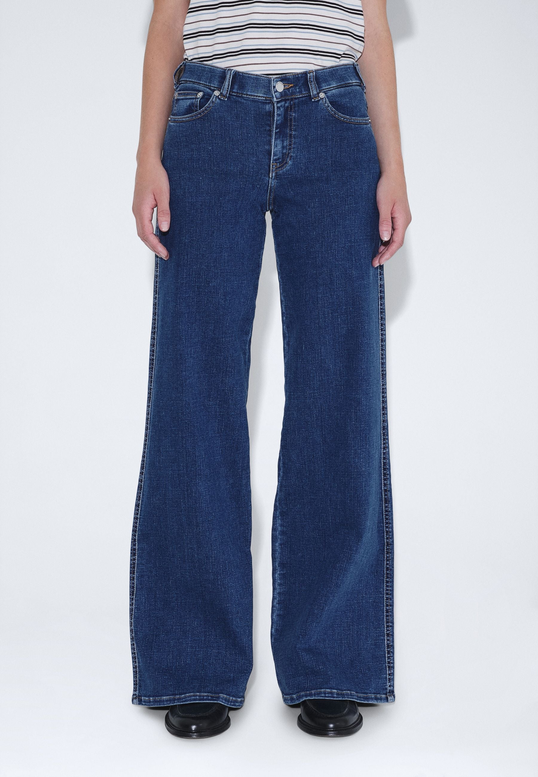 2610105V45_DrDenim_ZilaMidWide_ValeMidPlain_Main_W3_1