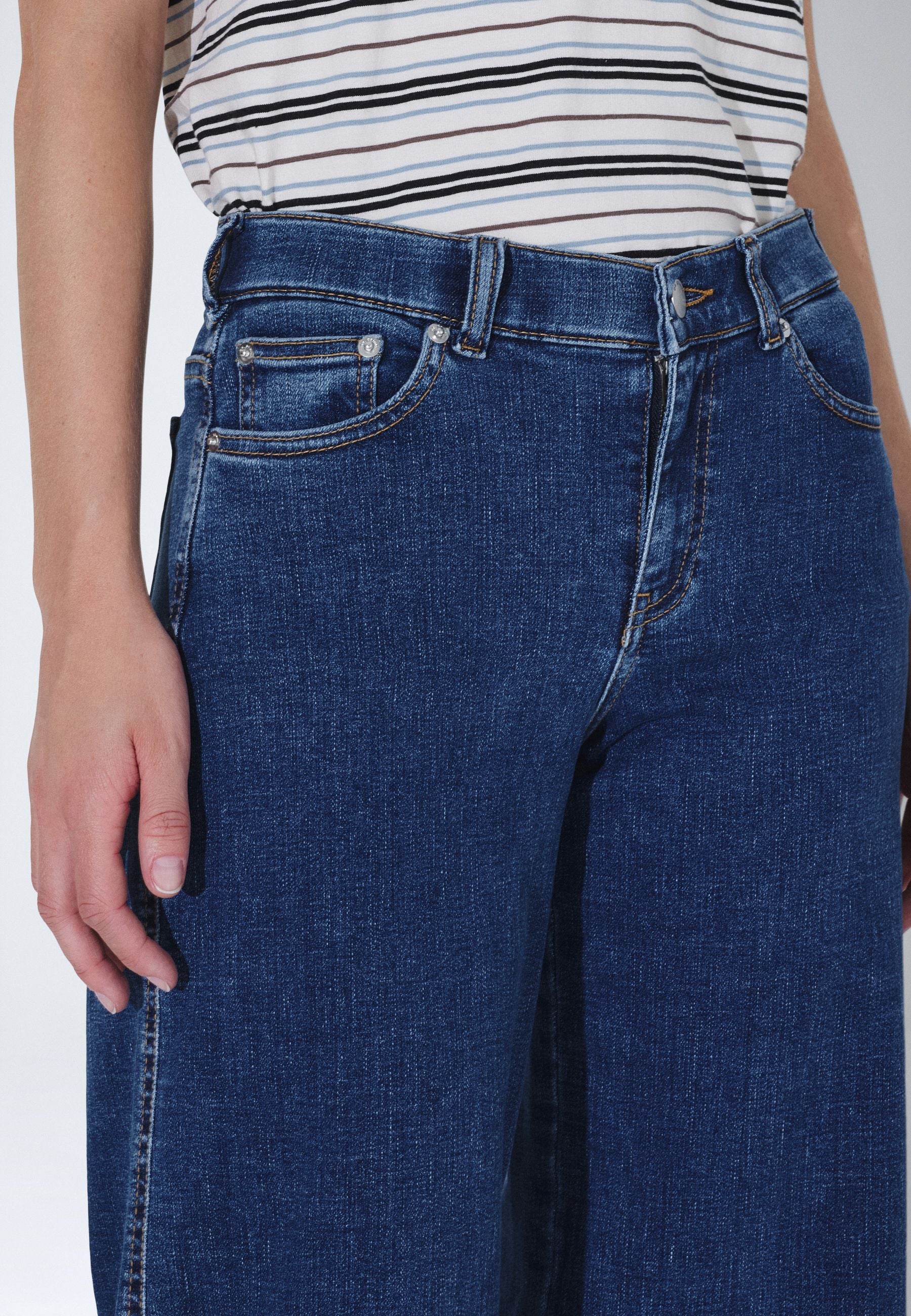 2610105V45_DrDenim_ZilaMidWide_ValeMidPlain_Main_W5_1