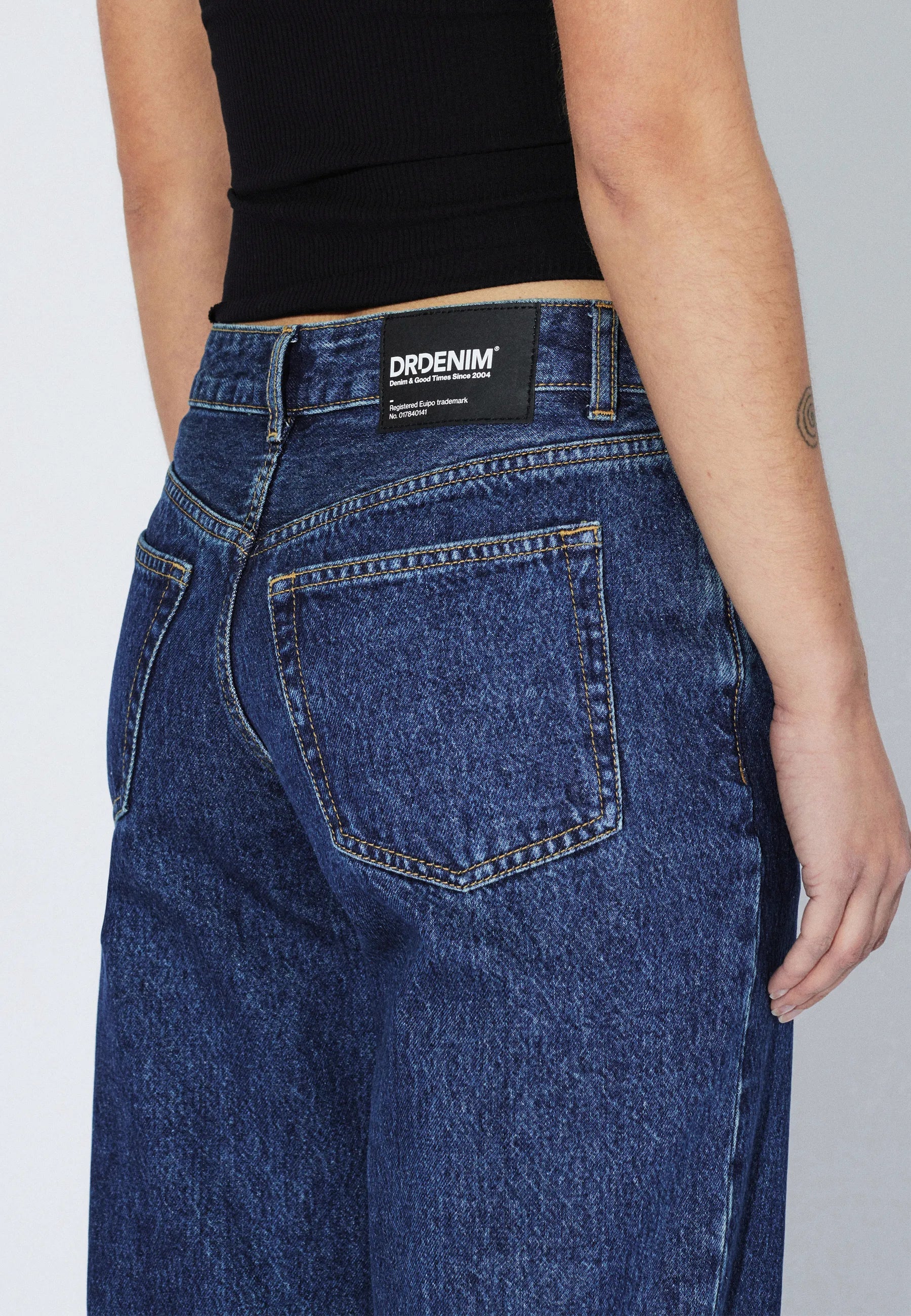 2610106L93_DrDenim_NikaMidStraight_StreamDarkRetroVintage_Main_W5_2