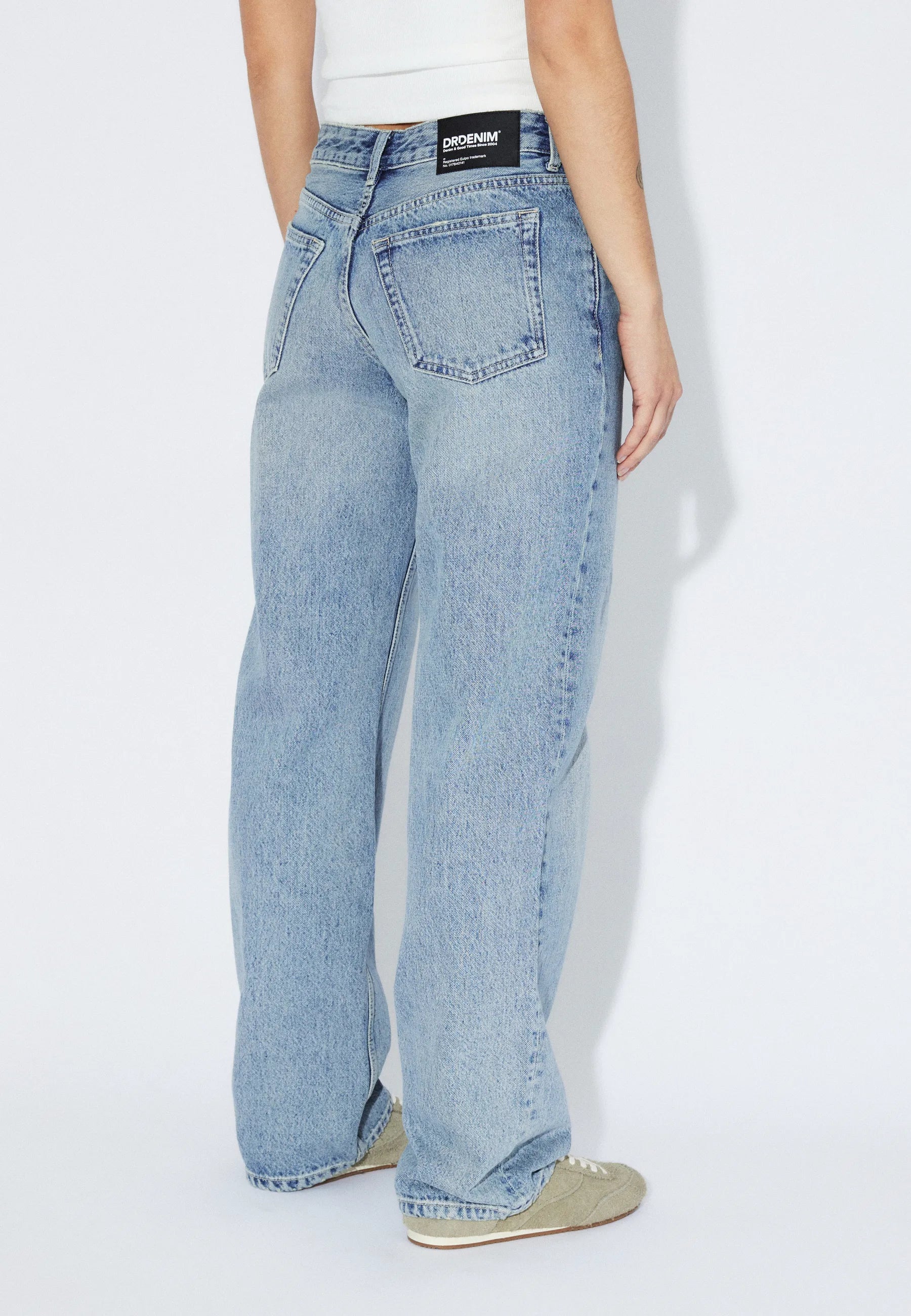 2610106M01_DrDenim_NikaMidStraight_DriftLightUsed_Main_W4_1