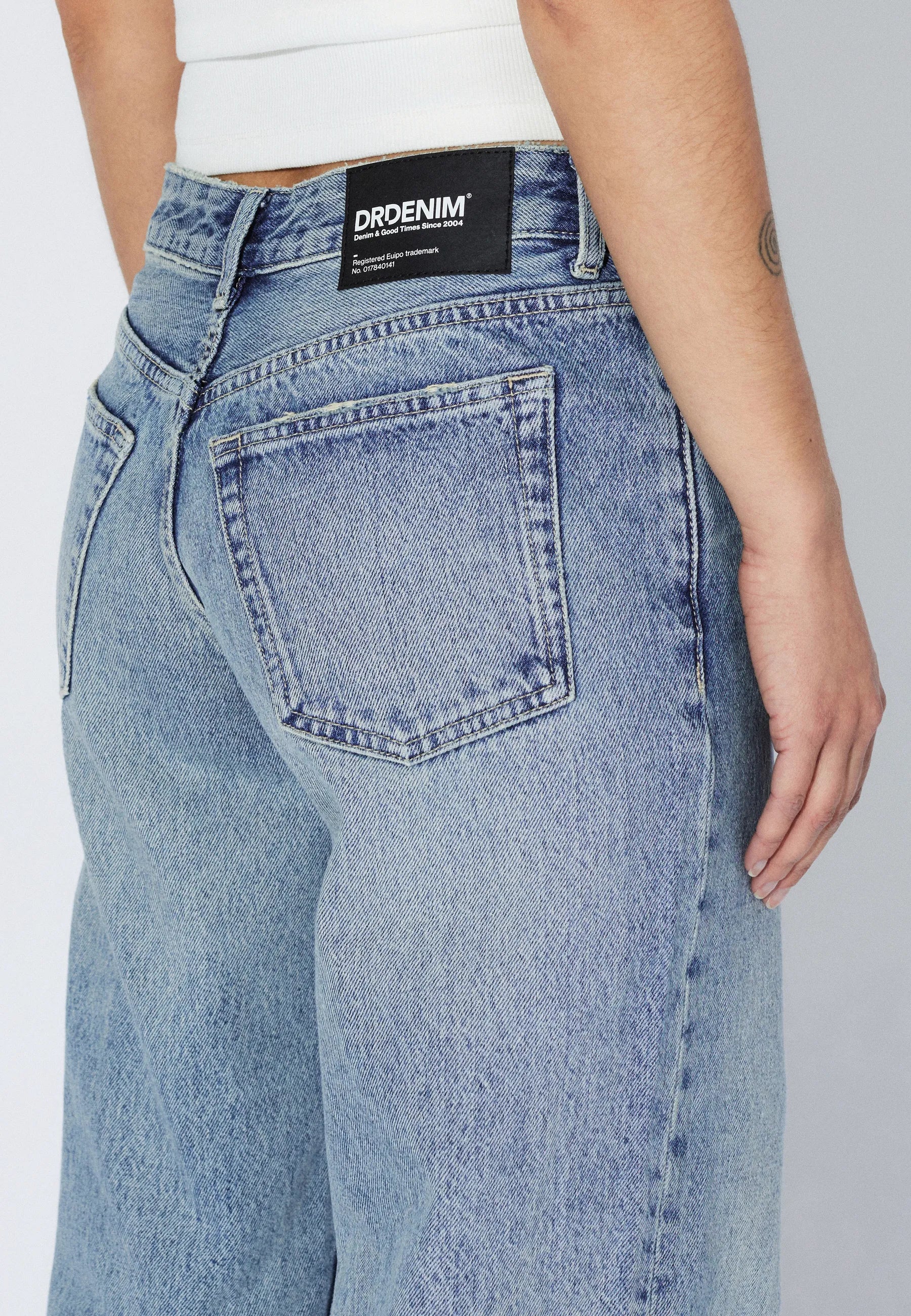 2610106M01_DrDenim_NikaMidStraight_DriftLightUsed_Main_W5_2